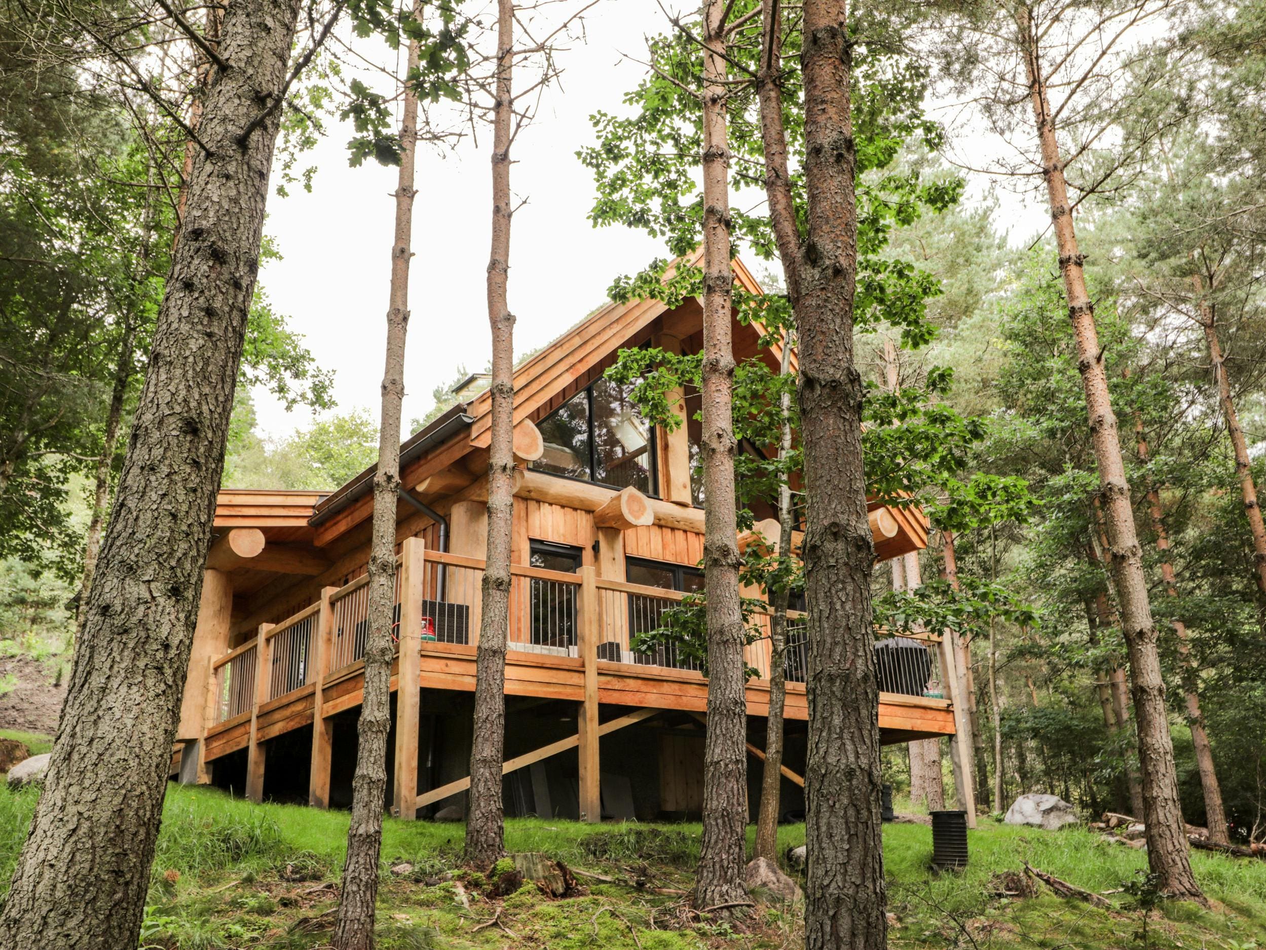 Chalet Derry Cairngorm: Charming 3-Bedroom Ski Chalet with Hot Tub in Highland, The Cairngorms