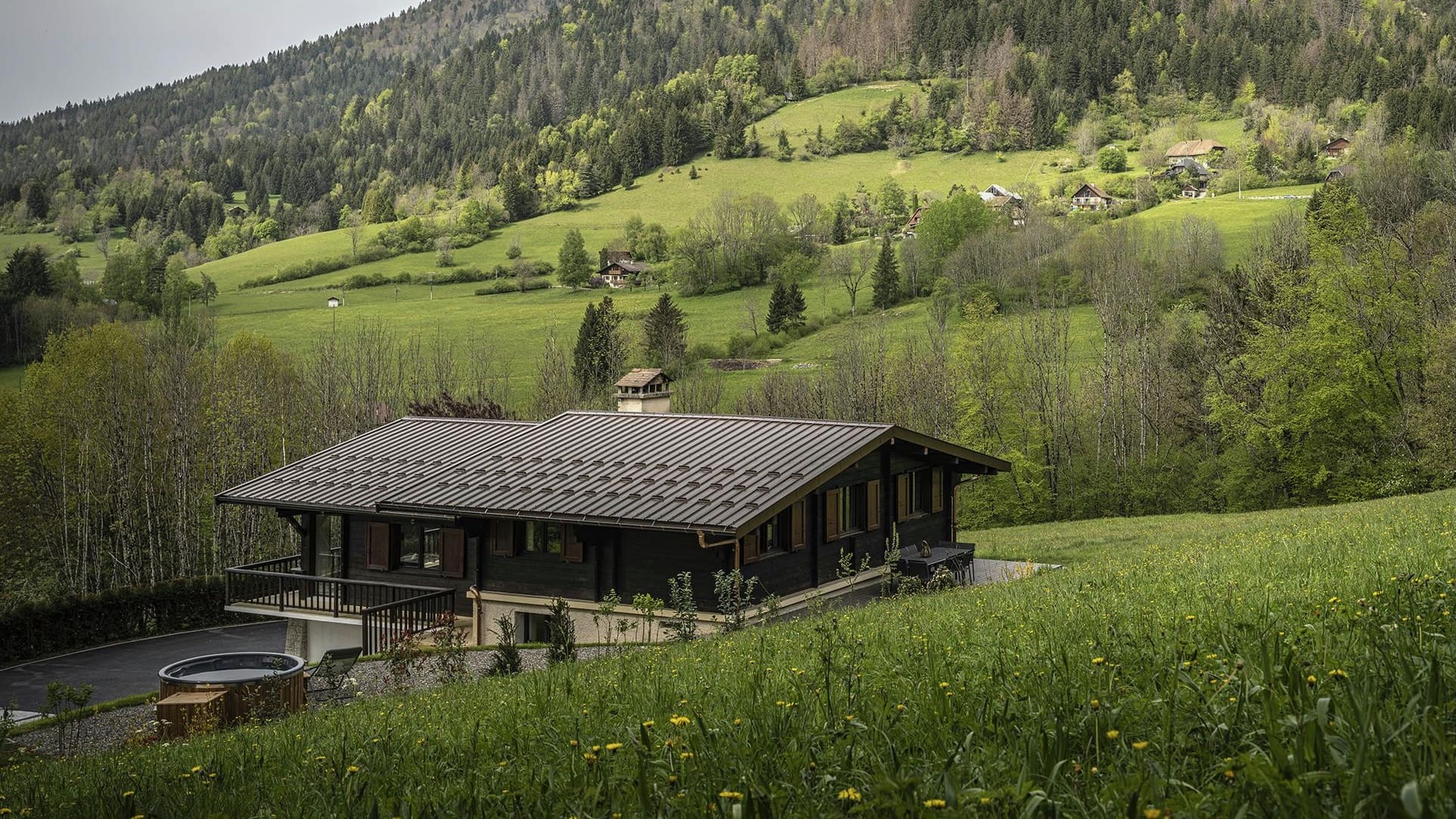 Chalet des Cimes: Luxury 5-Bedroom House with Hot Tub and Sauna, Annecy