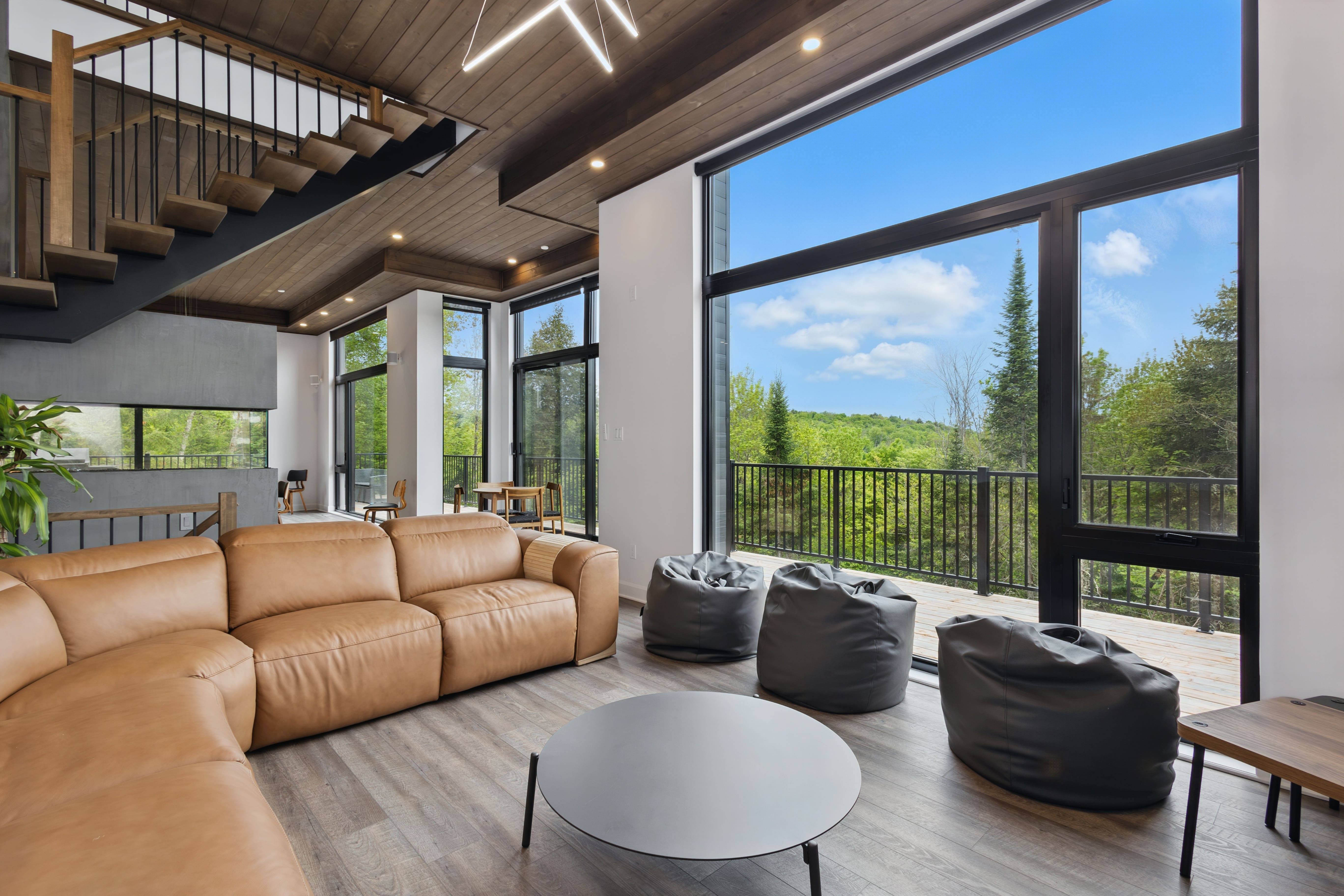 Chalet des Monts: Luxury Ski Chalet Rental with Hot Tub, Laurentides