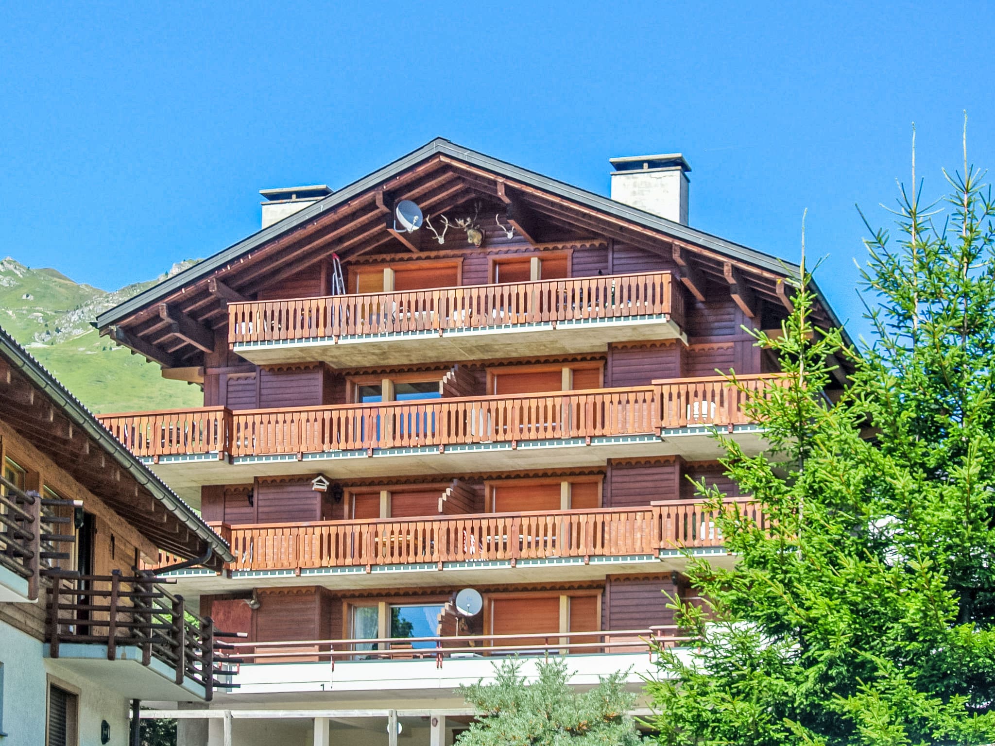 Chalet Diablerets Verbier: Modern 2-Bedroom Alpine Apartment with Mountain Views and Ski Access in Swiss Resort
