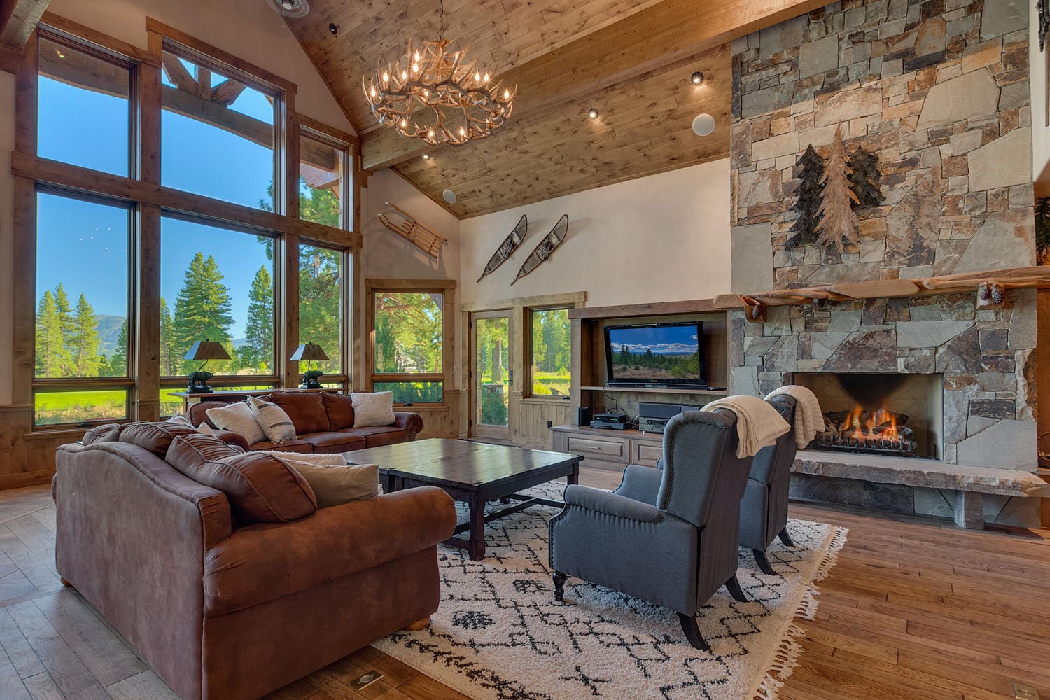 Chalet Donner Truckee: 5-Bedroom Luxury Chalet with Hot Tub and Pool, Lake Tahoe
