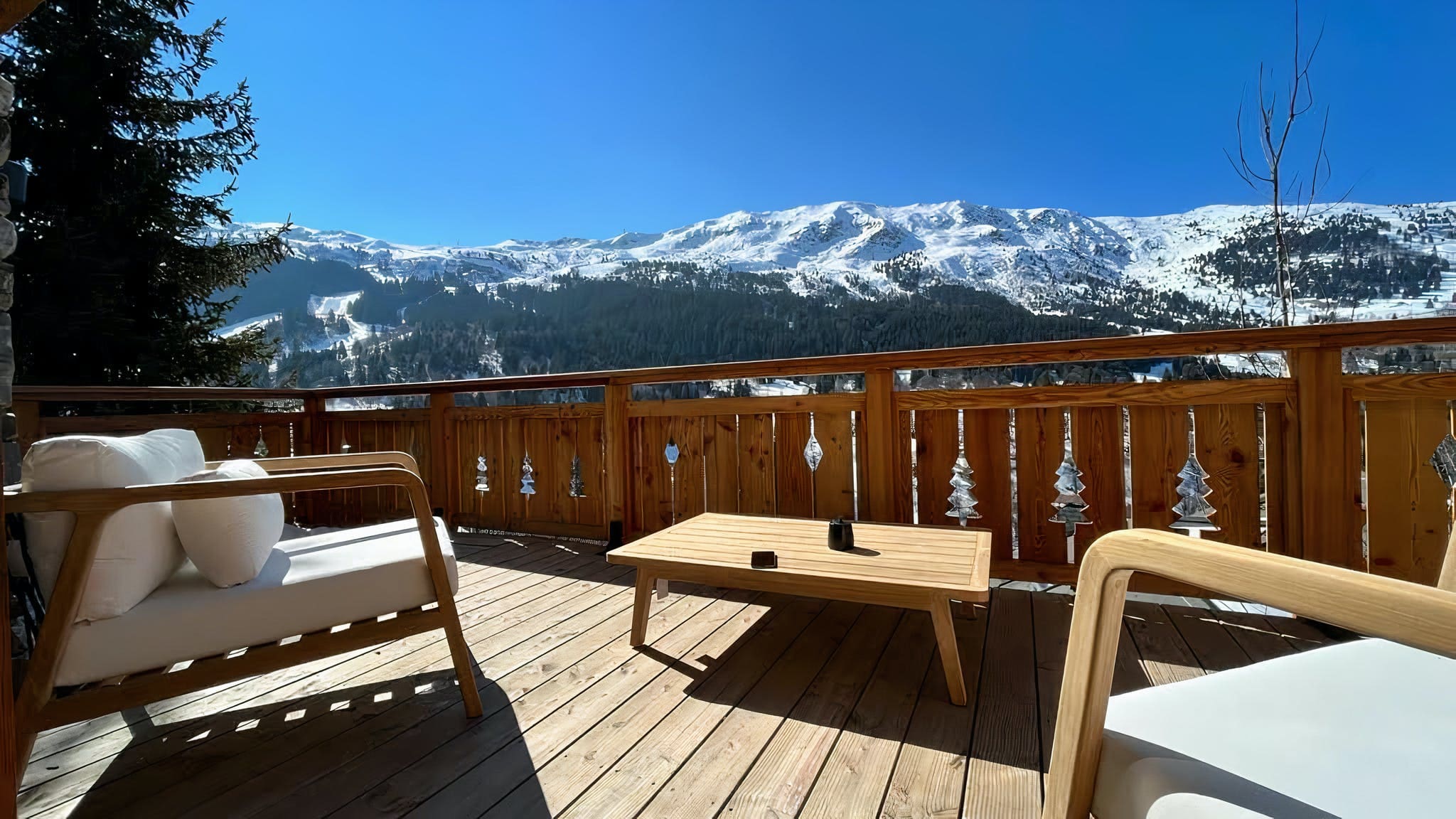 Chalet Doron Méribel: Luxury 3-Bedroom Ski Chalet Apartment with Mountain Views, Savoy