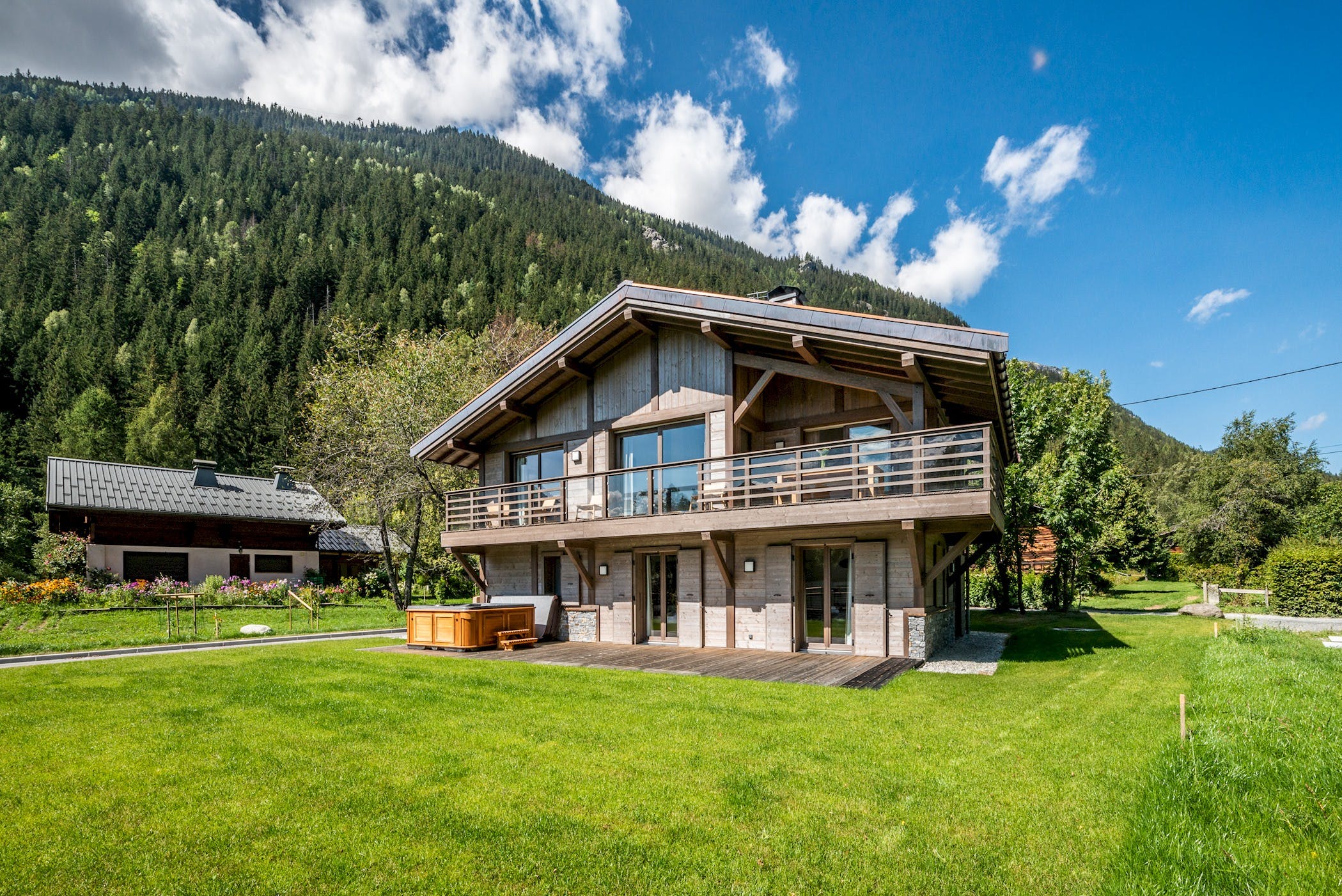 Chalet Épine Chamonix: Luxury 4-Bedroom Ski Chalet with Hot Tub, Chamonix