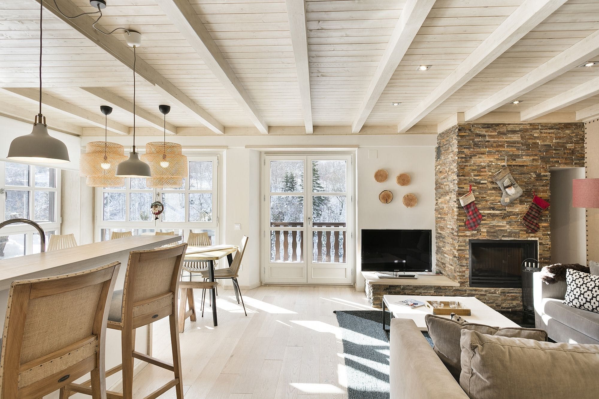 Chalet Era Arties: Chic 3-Bedroom Ski Chalet Apartment with Mountain Views, Val d’Aran