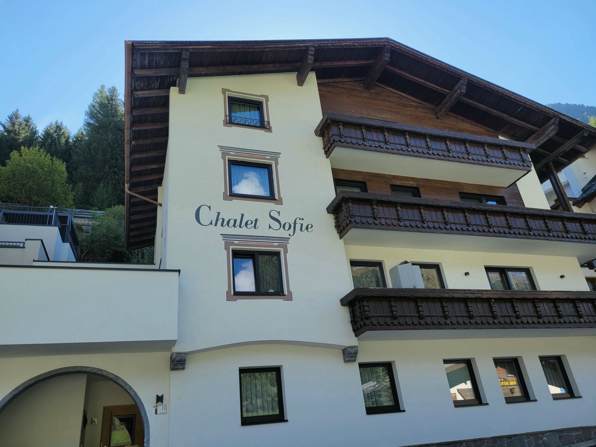 Chalet Fimbatal Ischgl: Premium 2-Bedroom Alpine Apartment with Mountain Views Just 50 Metres from Ski Slopes