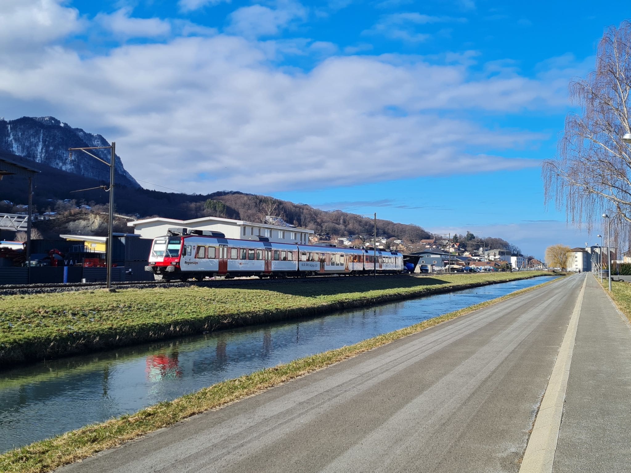 Chalet Foehn Bouveret: Elegant 3-Bedroom Mountain Chalet with Lake Léman Access and Modern Amenities in Swiss Alps