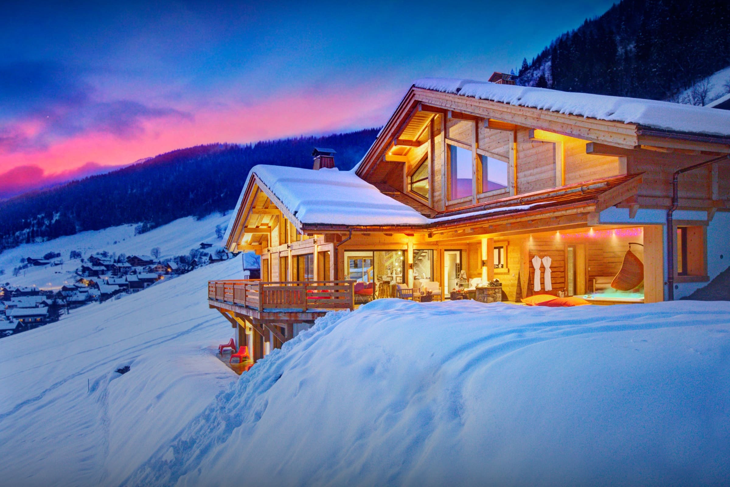 Chalet Foehn Chamonix: Spacious 6-Bedroom Chalet with Sauna and Ski Access, Upper Savoy
