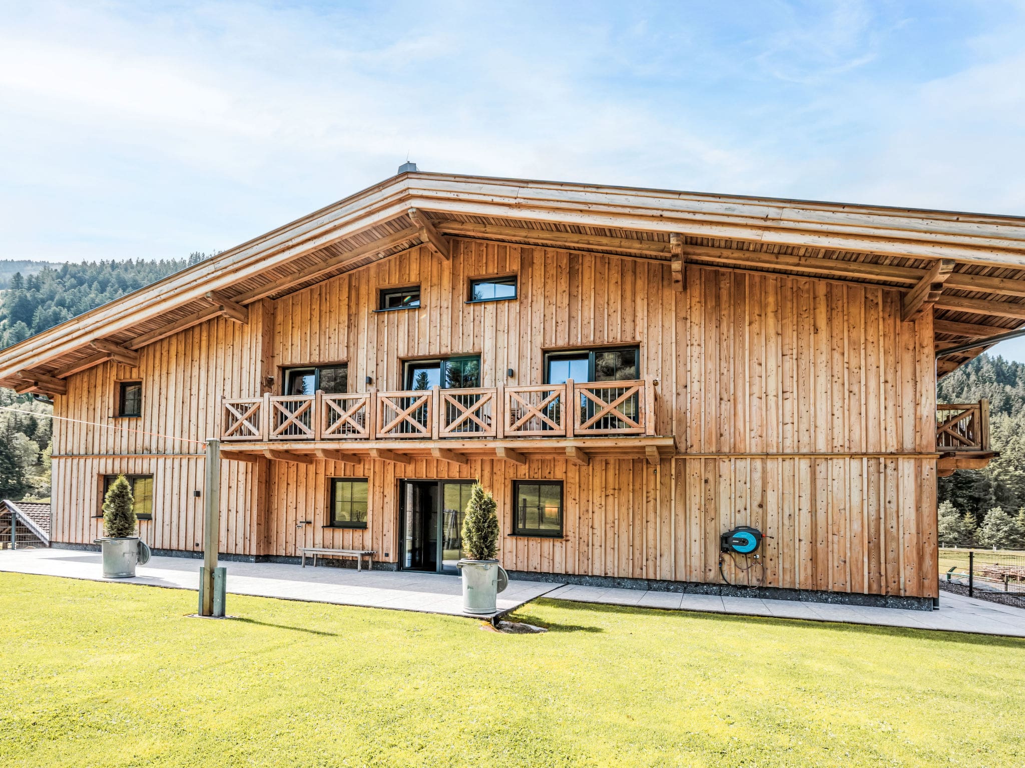 Chalet Foehn Hinterglemm: Modern 4-Bedroom Alpine Apartment with Private Terrace and Ski Access in Austria