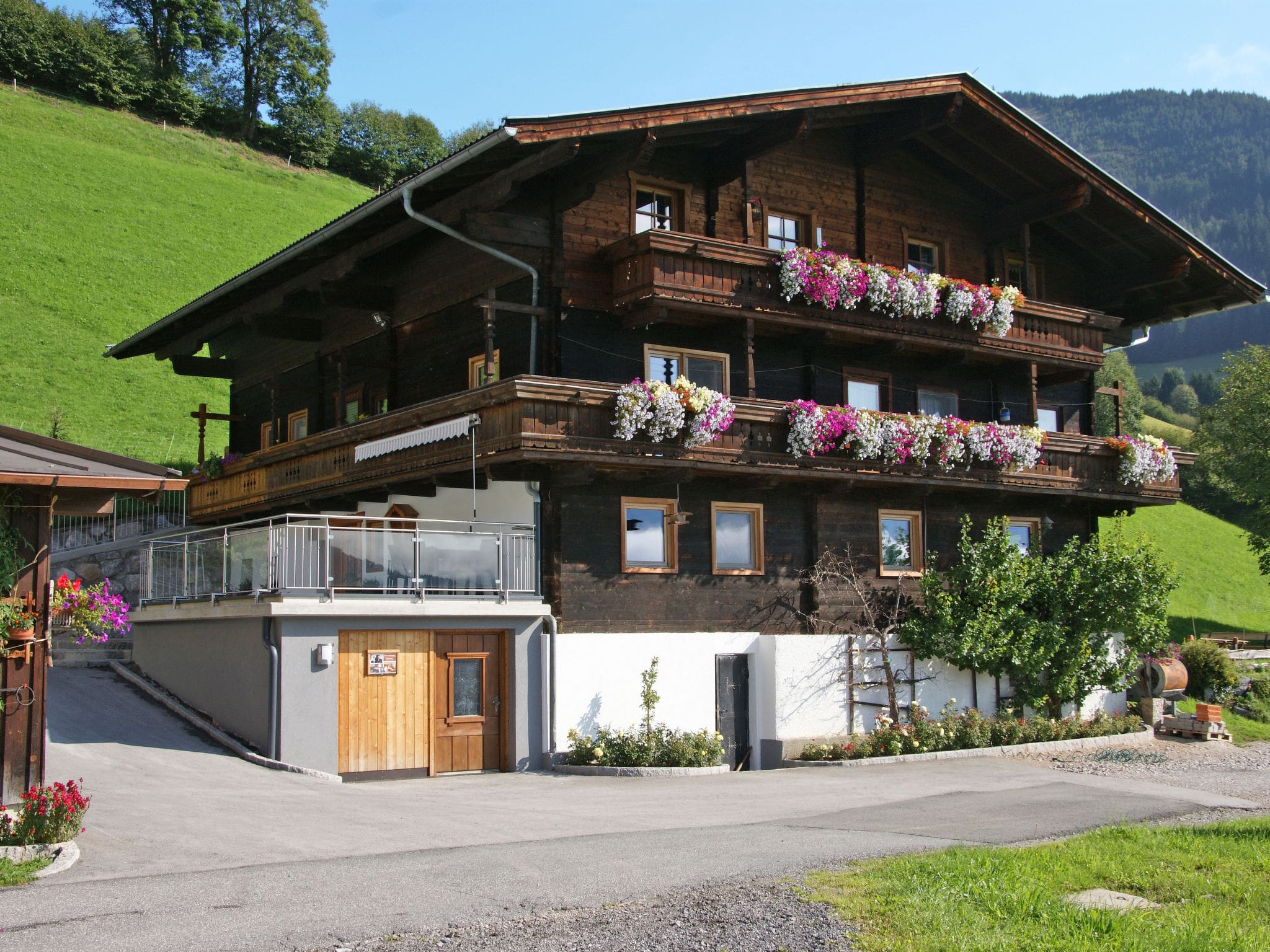 Chalet Foehn Kaprun: Spectacular 4-Bedroom Alpine Farmhouse with Mountain Access and Modern Amenities in Austria
