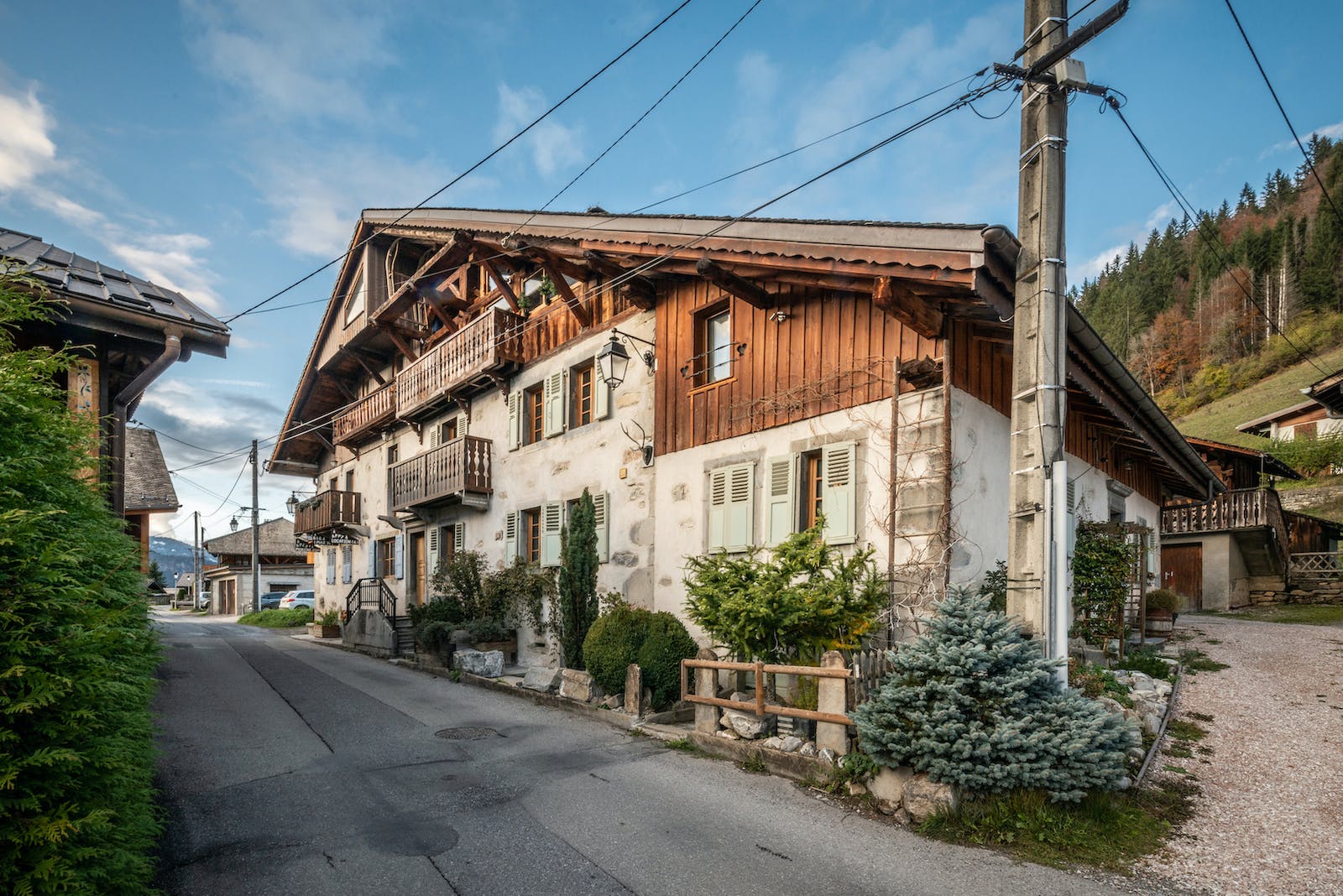 Chalet Foehn Morzine: Luxury 5-Bedroom Chalet with Hot Tub and Mountain Views, Morzine