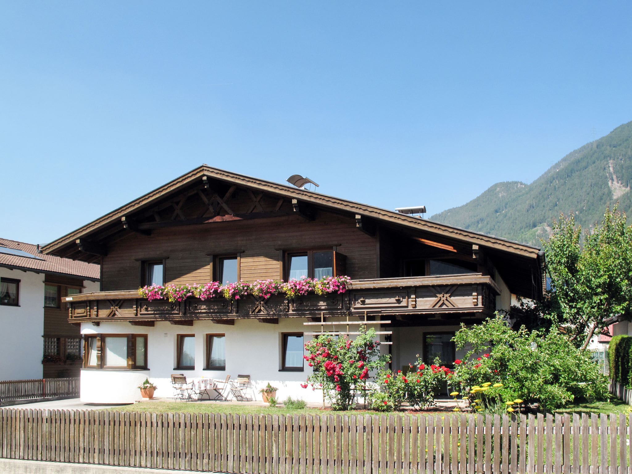 Chalet Foehn Prutz: Spacious 4-Bedroom Alpine Accommodation with Mountain Access and Ski Lift Proximity
