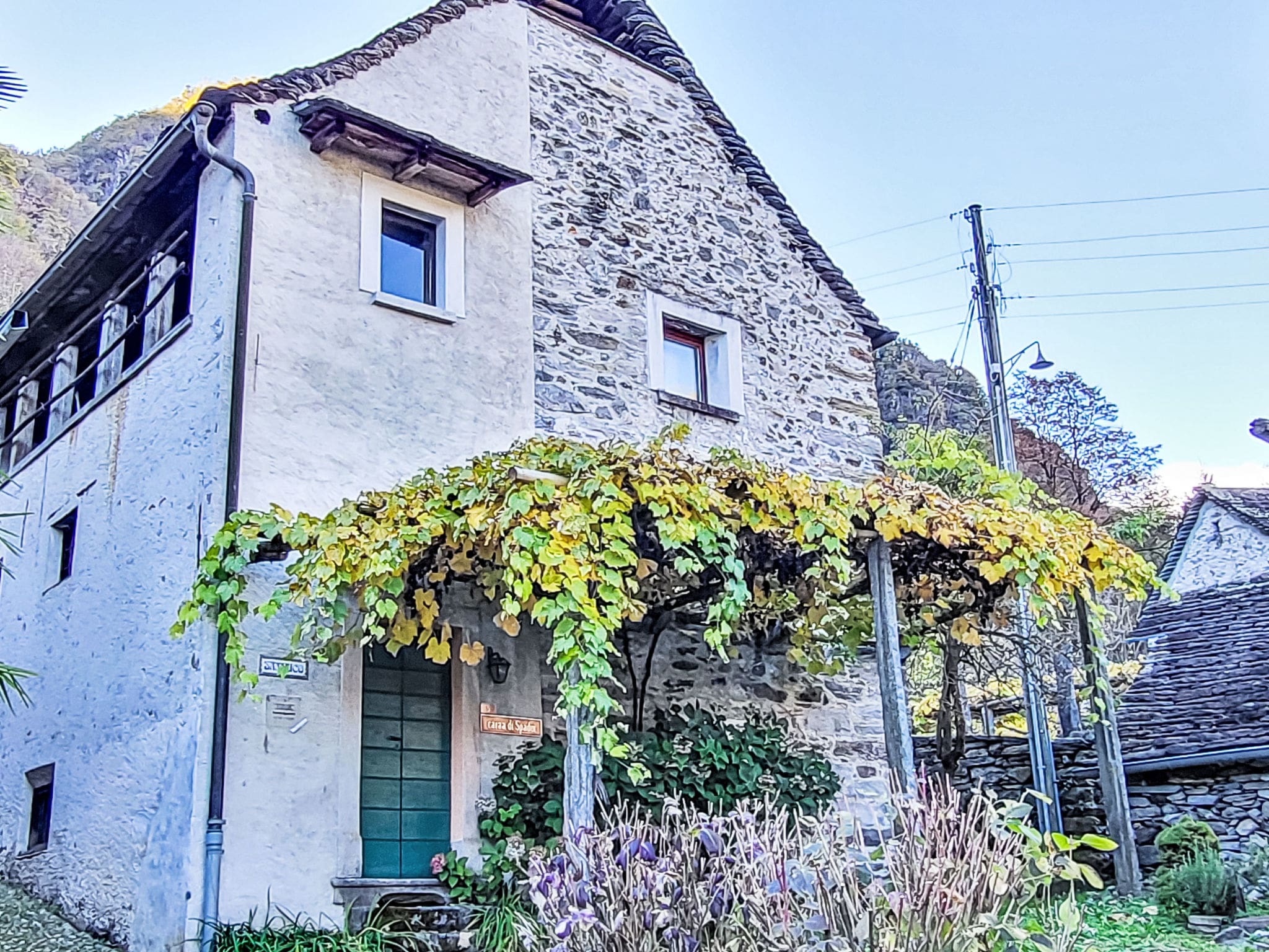 Chalet Föhn Aurigeno: Charming 3-Bedroom Mountain Cottage with Fireplace and Scenic Views in Swiss Alps