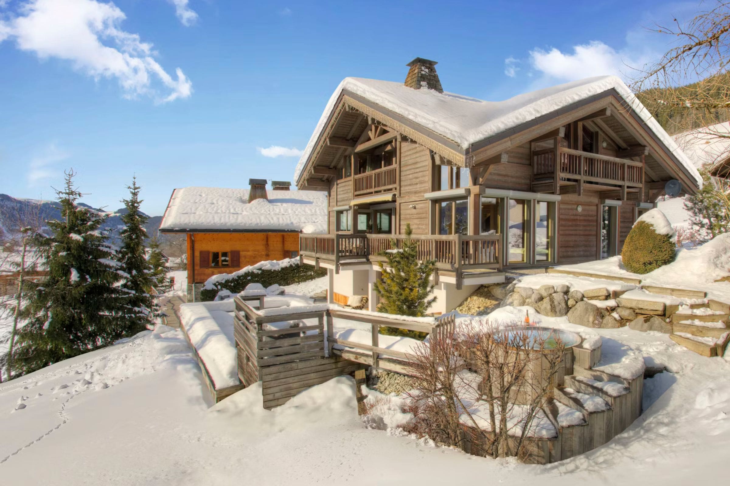 Chalet Föhn LaClusaz: Luxury 5-Bedroom Chalet with Hot Tub, Upper Savoy