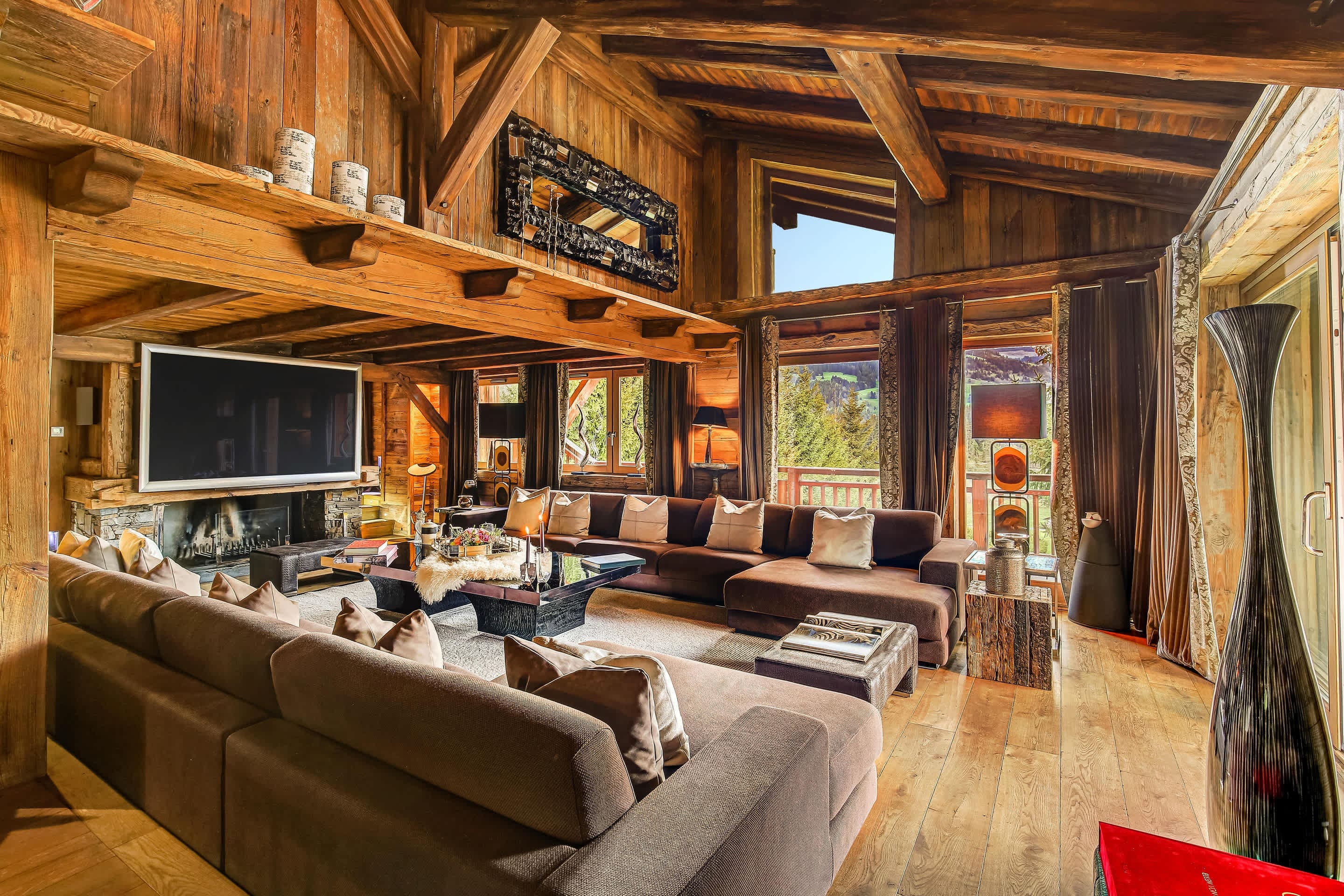 Chalet Föhn Megève: Luxury 6-Bedroom Ski Chalet with Gym and Hot Tub, Megève