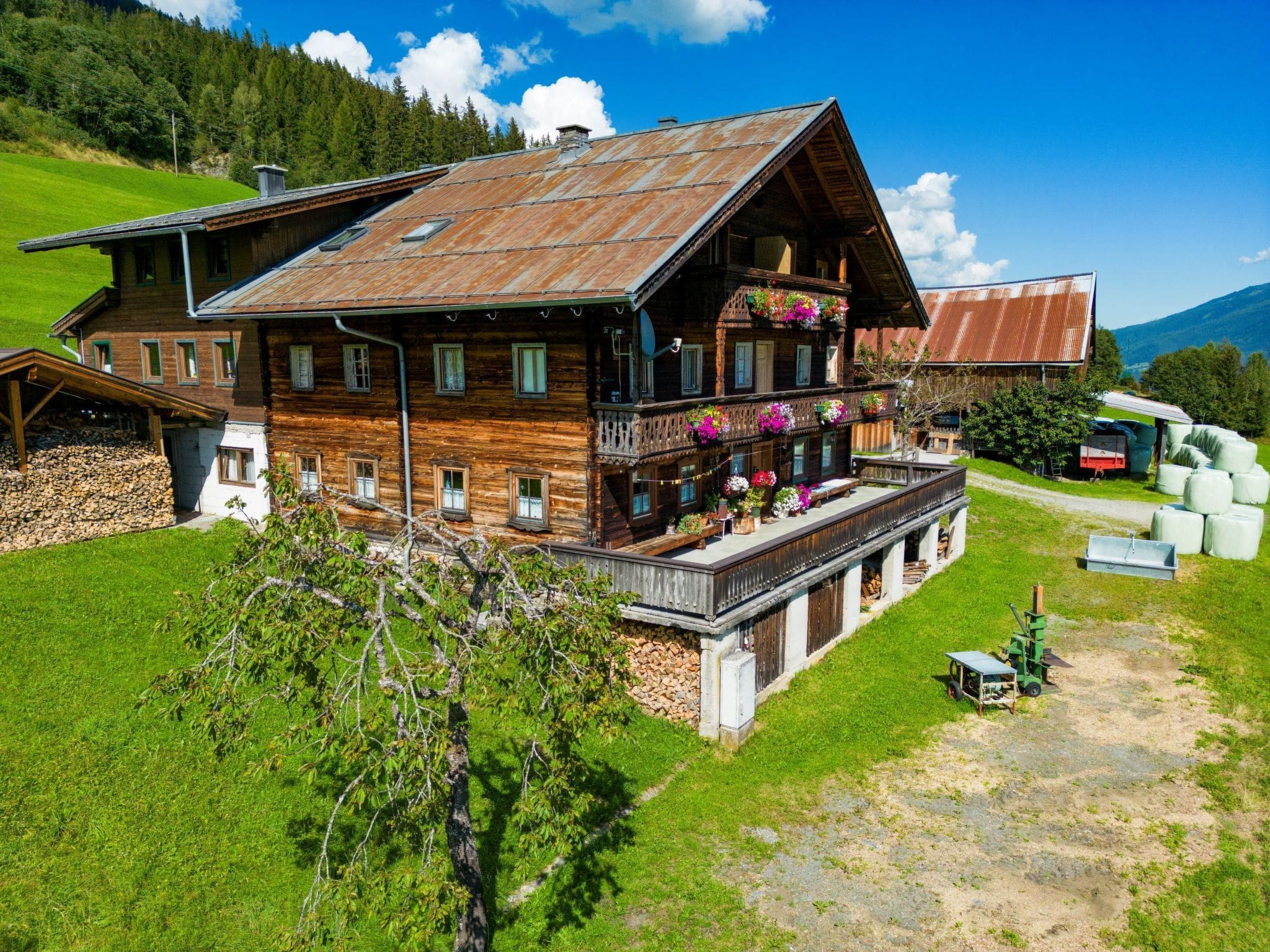 Chalet Föhn Neukirchen: Spacious 5-Bedroom Alpine Chalet with Mountain Views and Ski Access in Austrian Alps