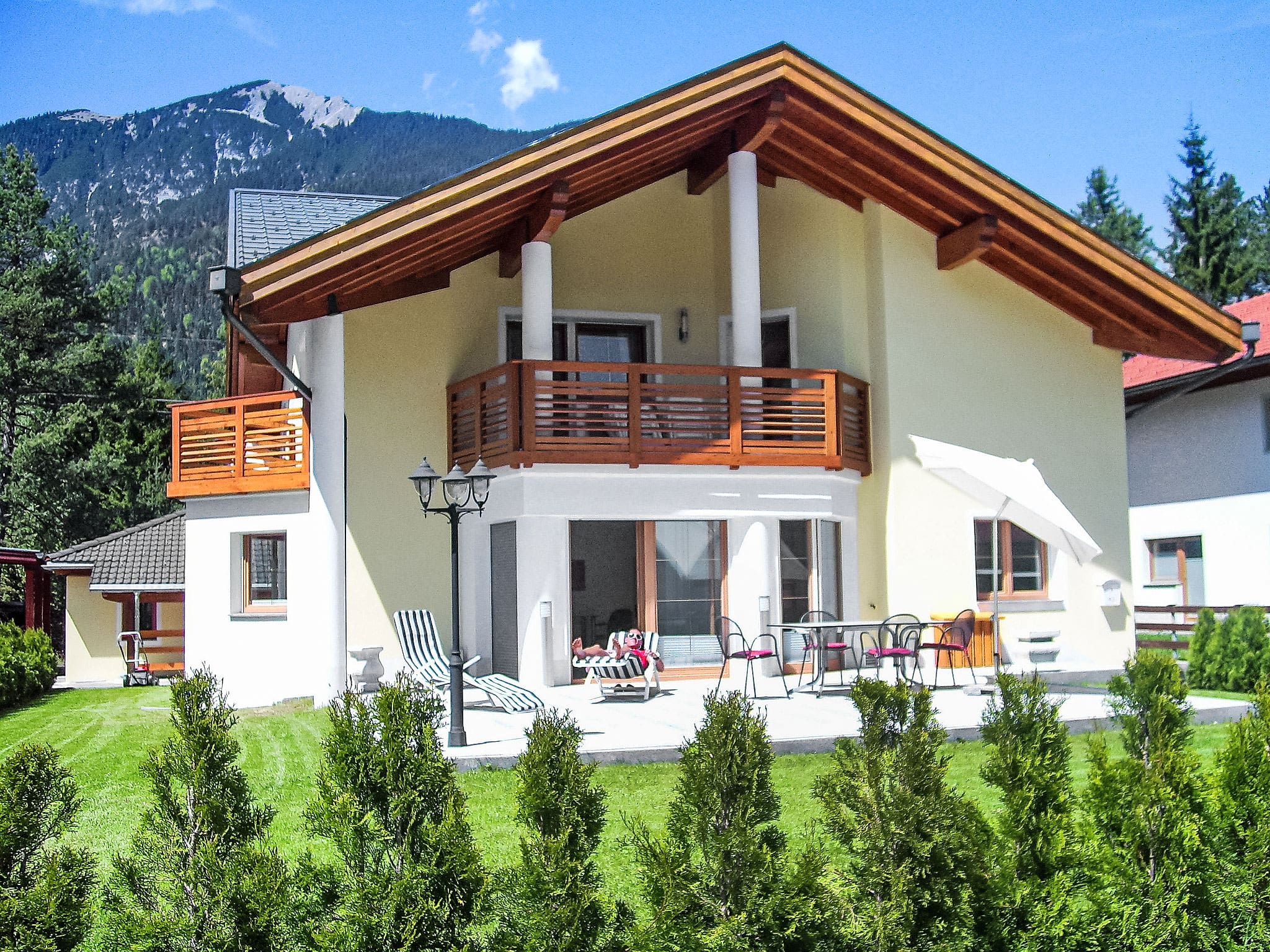 Chalet Föhn Reutte: Stylish 3-Bedroom Alpine Chalet with Mountain Views and Modern Amenities in Austria