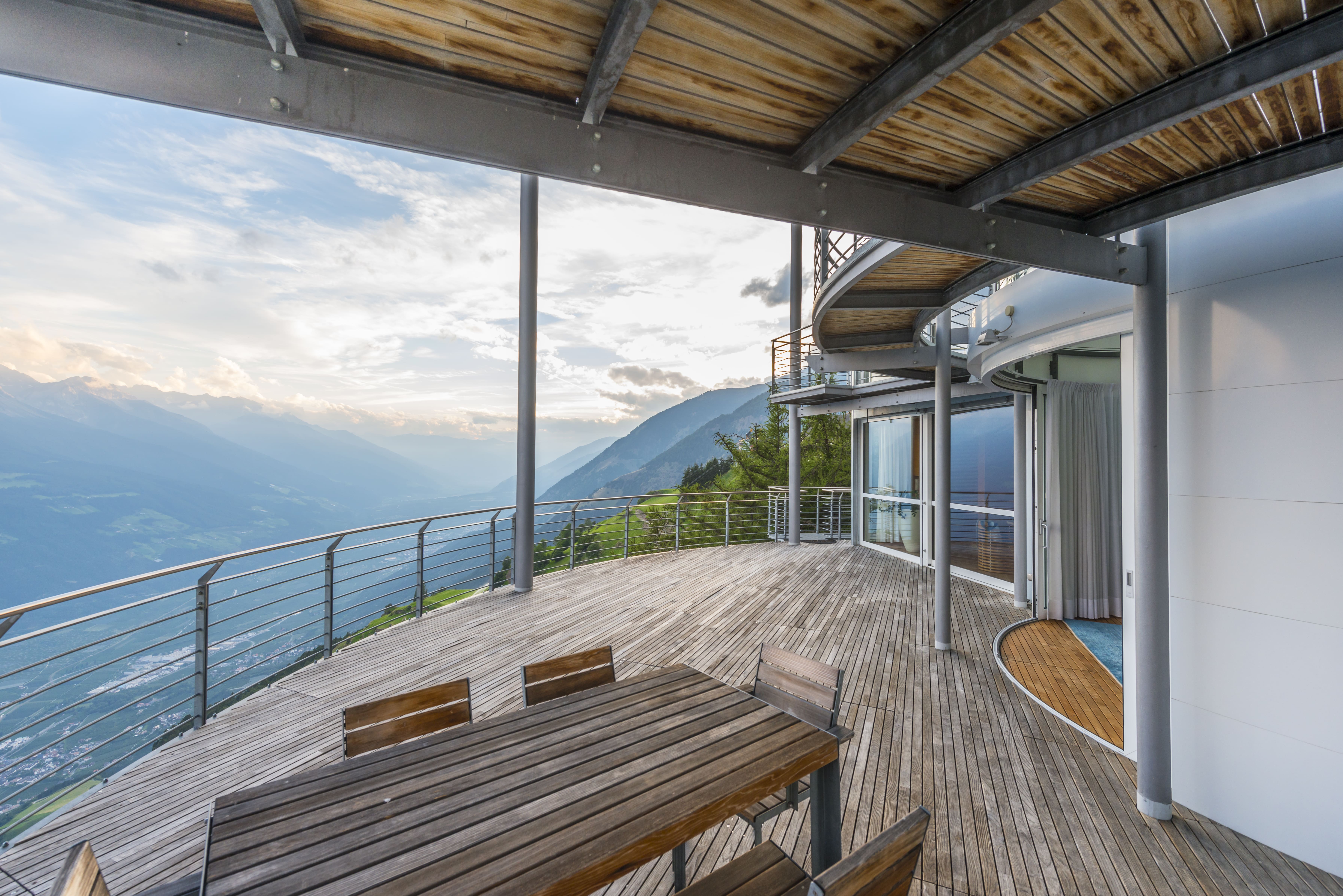 Chalet Föhn Tyrol: Elegant 3-Bedroom Chalet with Pool and Gym, South Tyrol