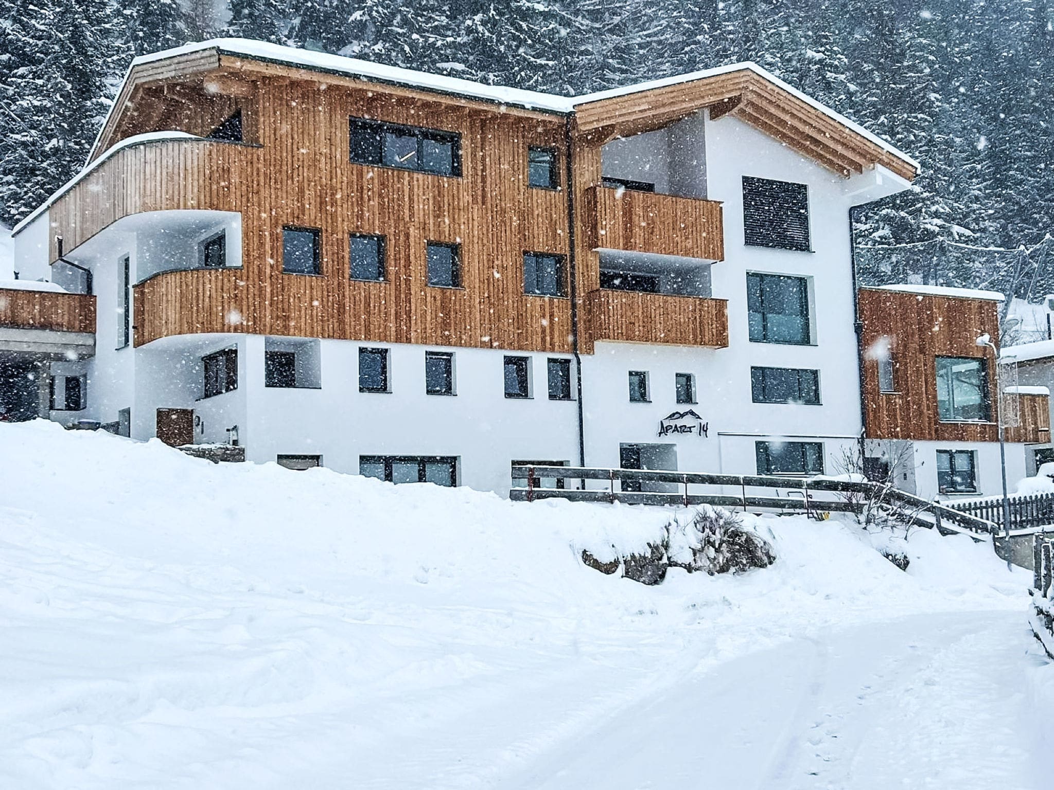 Chalet Gand Sankt Anton: Spacious 4-Bedroom Alpine Retreat with Mountain Access and Ski Proximity in Austrian Alps