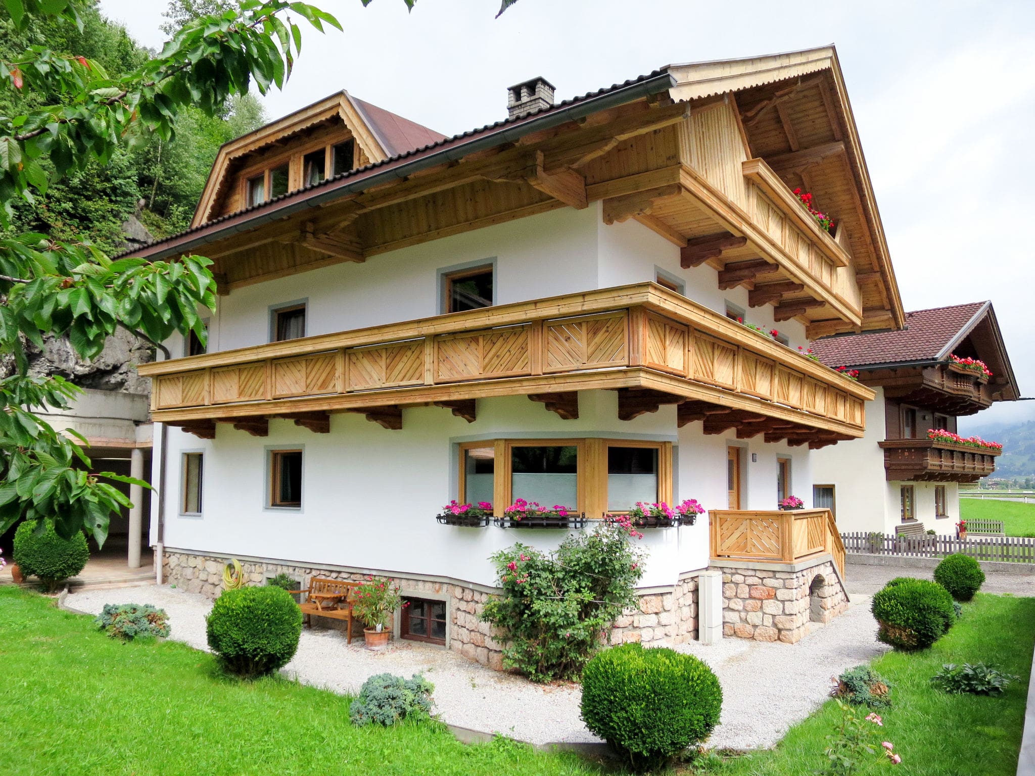 Chalet Gerlos Zell Zell am Ziller: Spacious 5-Bedroom Alpine Retreat for 13 Guests Near Zillertal Ski Slopes Austria