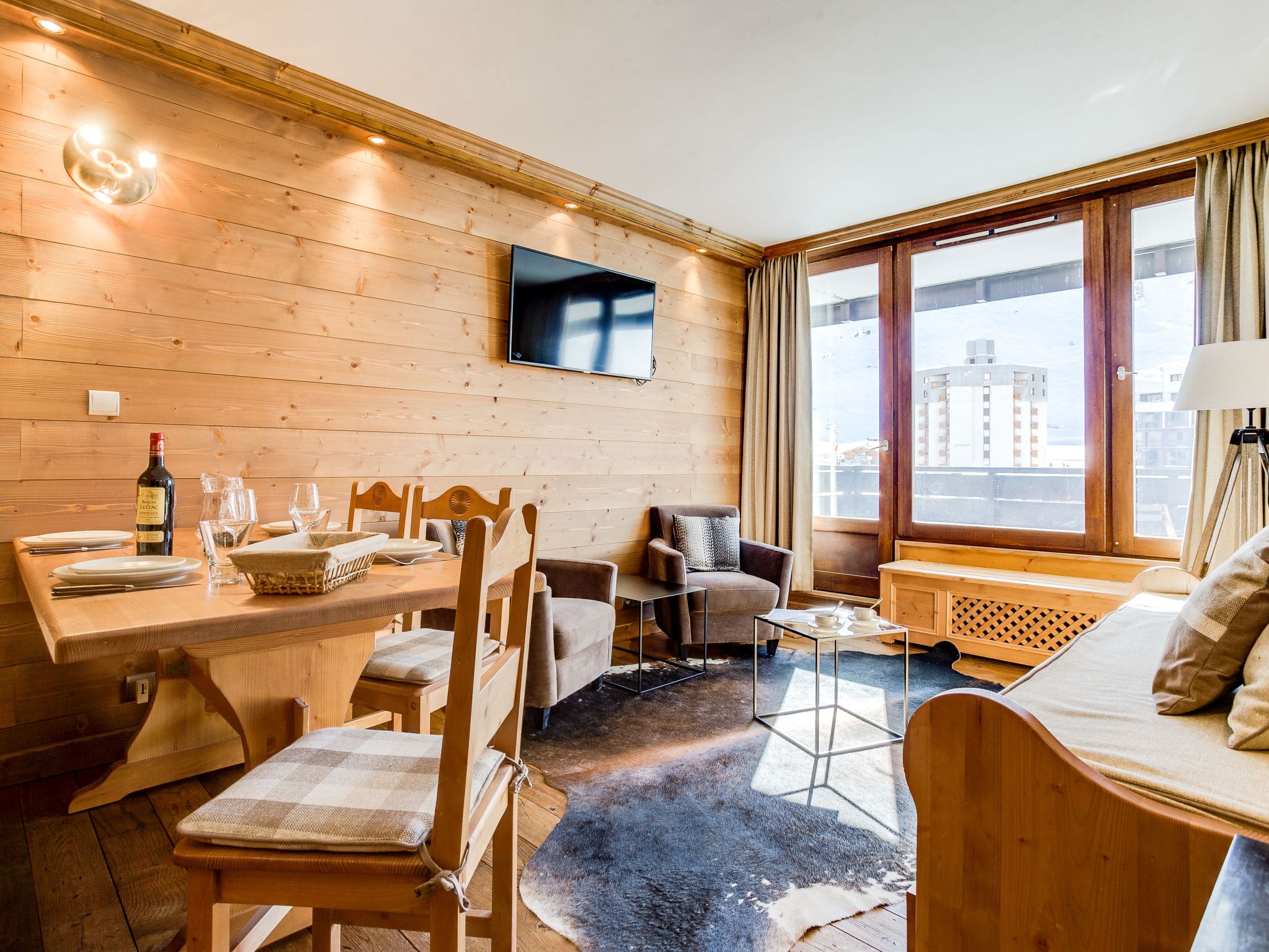 Chalet Grizzly Tignes: Luxury Ski Apartment with Mountain Views and Prime Ski Access in Tignes Val Claret France
