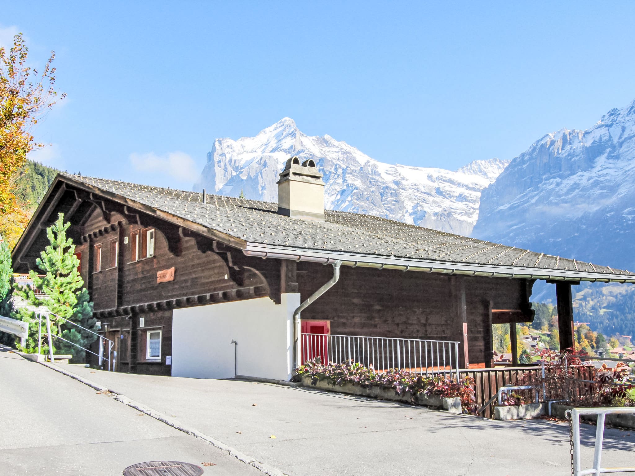 Chalet Herrschaft Grindelwald: Luxury 3-Bedroom Alpine Chalet with Mountain Views and Ski Access in Swiss Bernese Oberland
