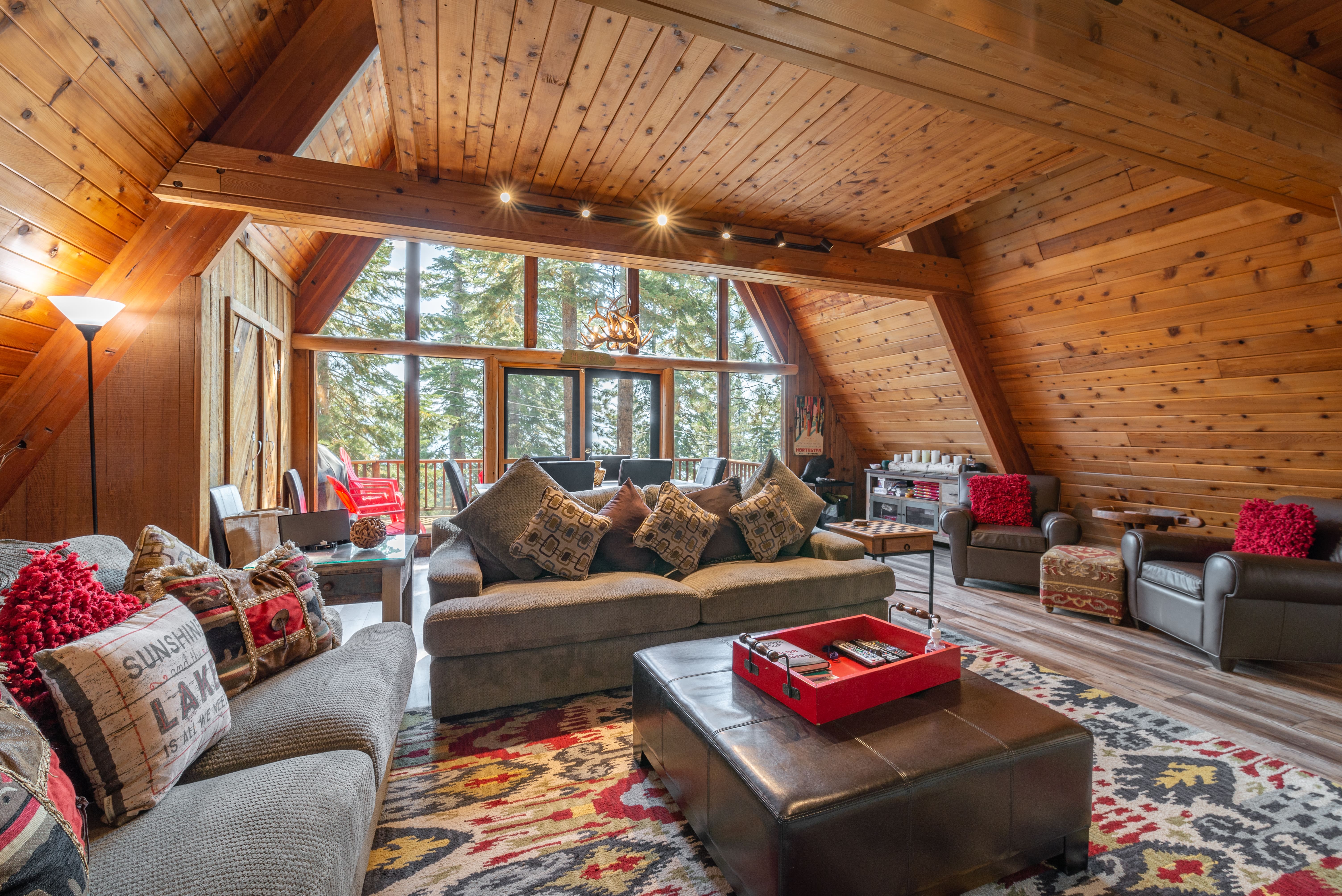 Chalet Jeffrey Carnelian: Luxury 4-Bedroom Ski Chalet with Hot Tub, Carnelian Bay