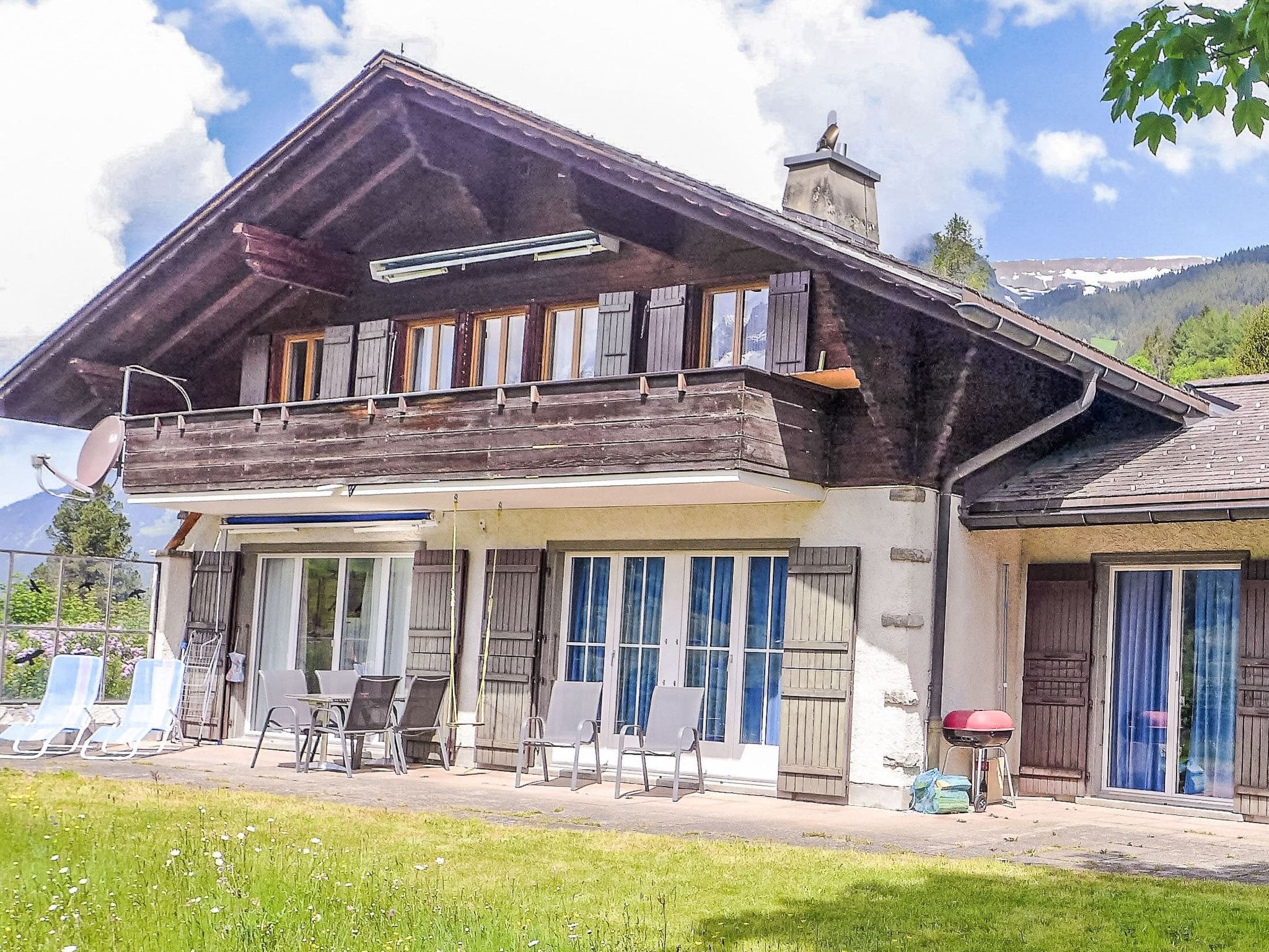 Chalet Jungfraubahn Grindelwald: Stylish 3-Bedroom Mountain Apartment with Eiger Views and Ski Access in the Swiss Alps