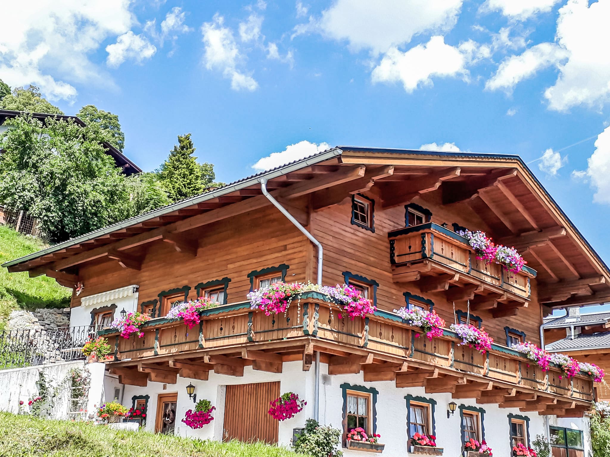 Chalet Kaprun Zell: Spacious 4-Bedroom Alpine Retreat with Lake Views and Mountain Access for Families