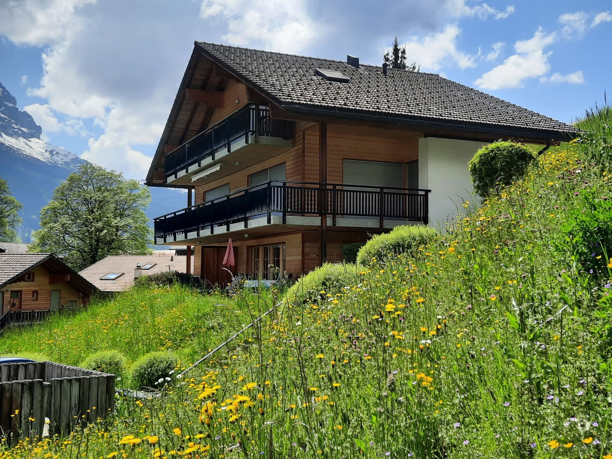 Chalet Kirchbühl Grindelwald: Premium 2-Bedroom Mountain Chalet with Stunning Alpine Views and Central Location