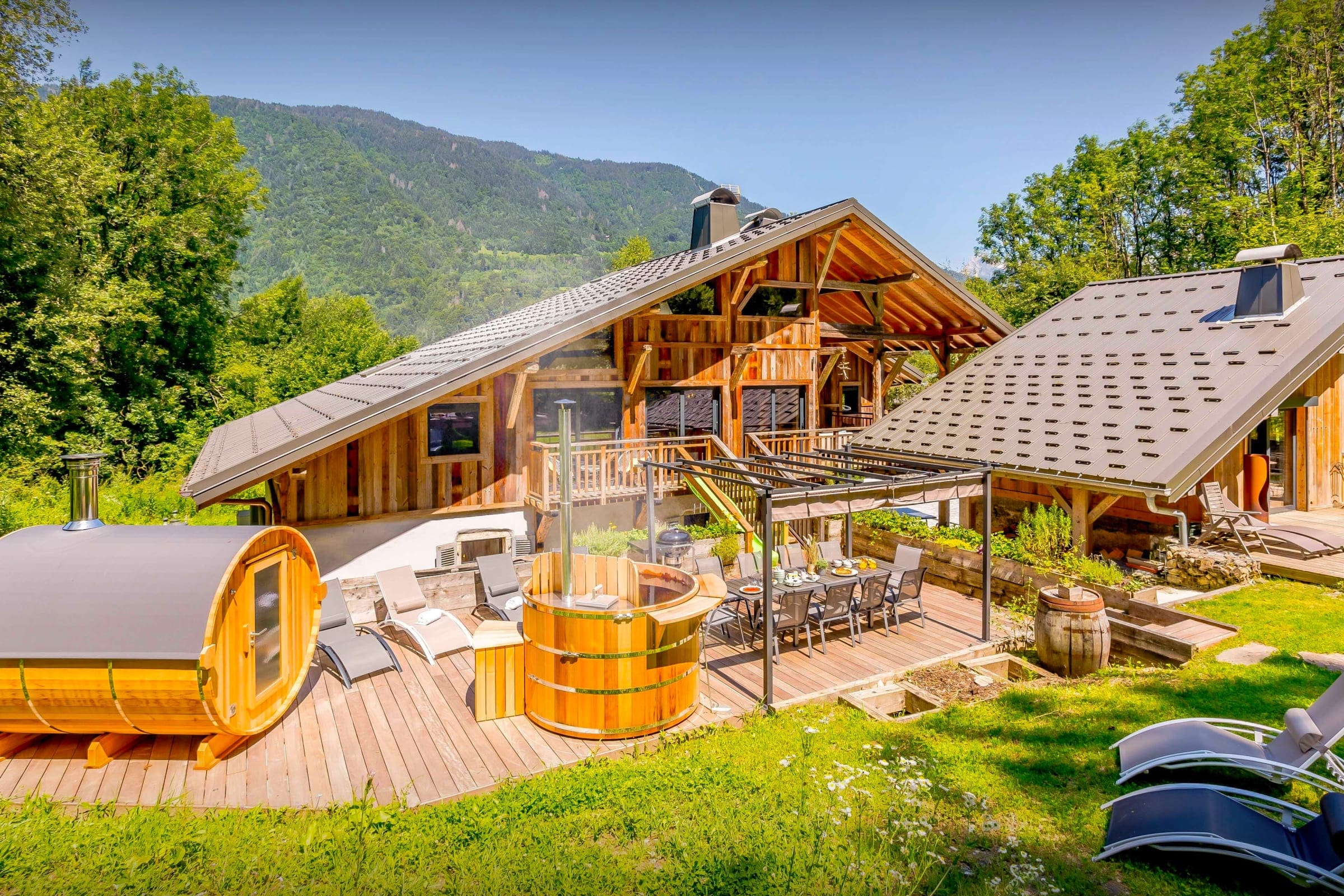 Chalet La Cascade: Elegant 7-Bedroom Ski Chalet with Sauna, Upper Savoy