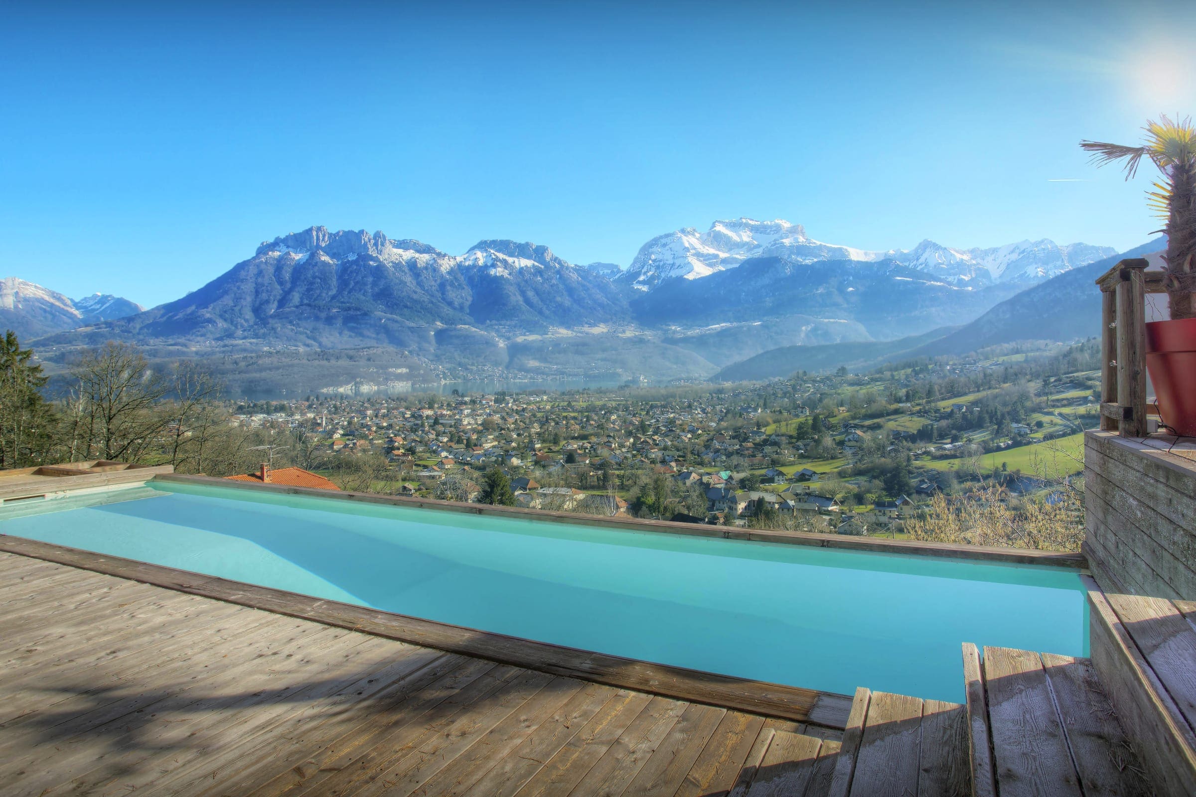 Chalet Lac Annecy: Luxury 5-Bedroom Ski Chalet with Heated Pool, Upper Savoy