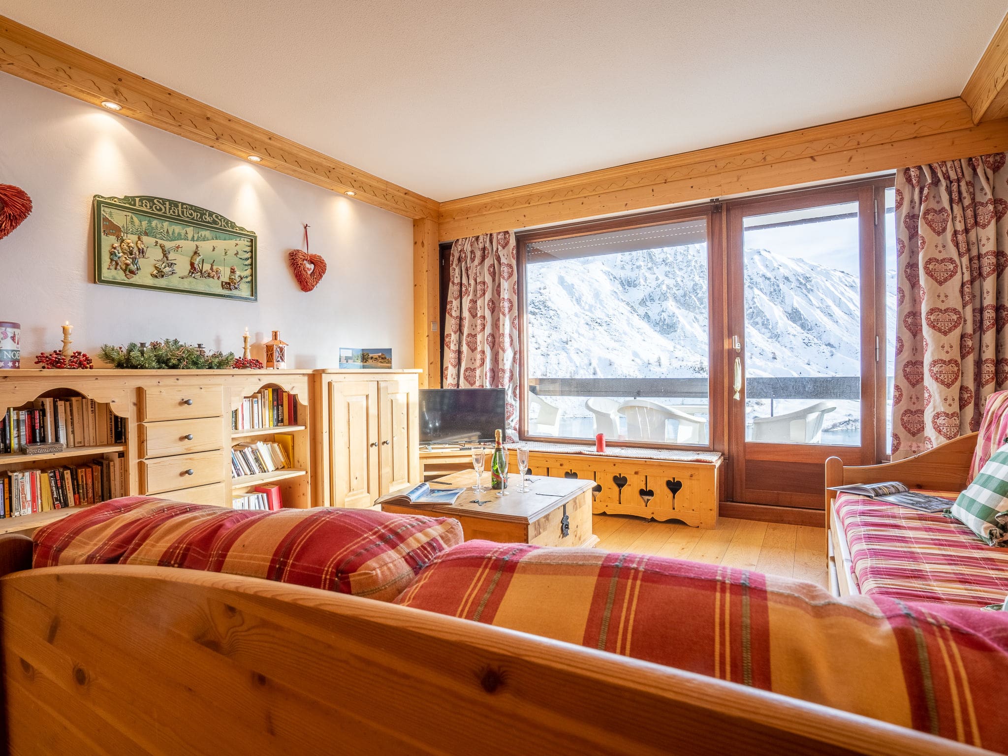 Chalet Lanterne Tignes: Modern 2-Bedroom Alpine Apartment with Mountain Views and Ski Access in Tignes