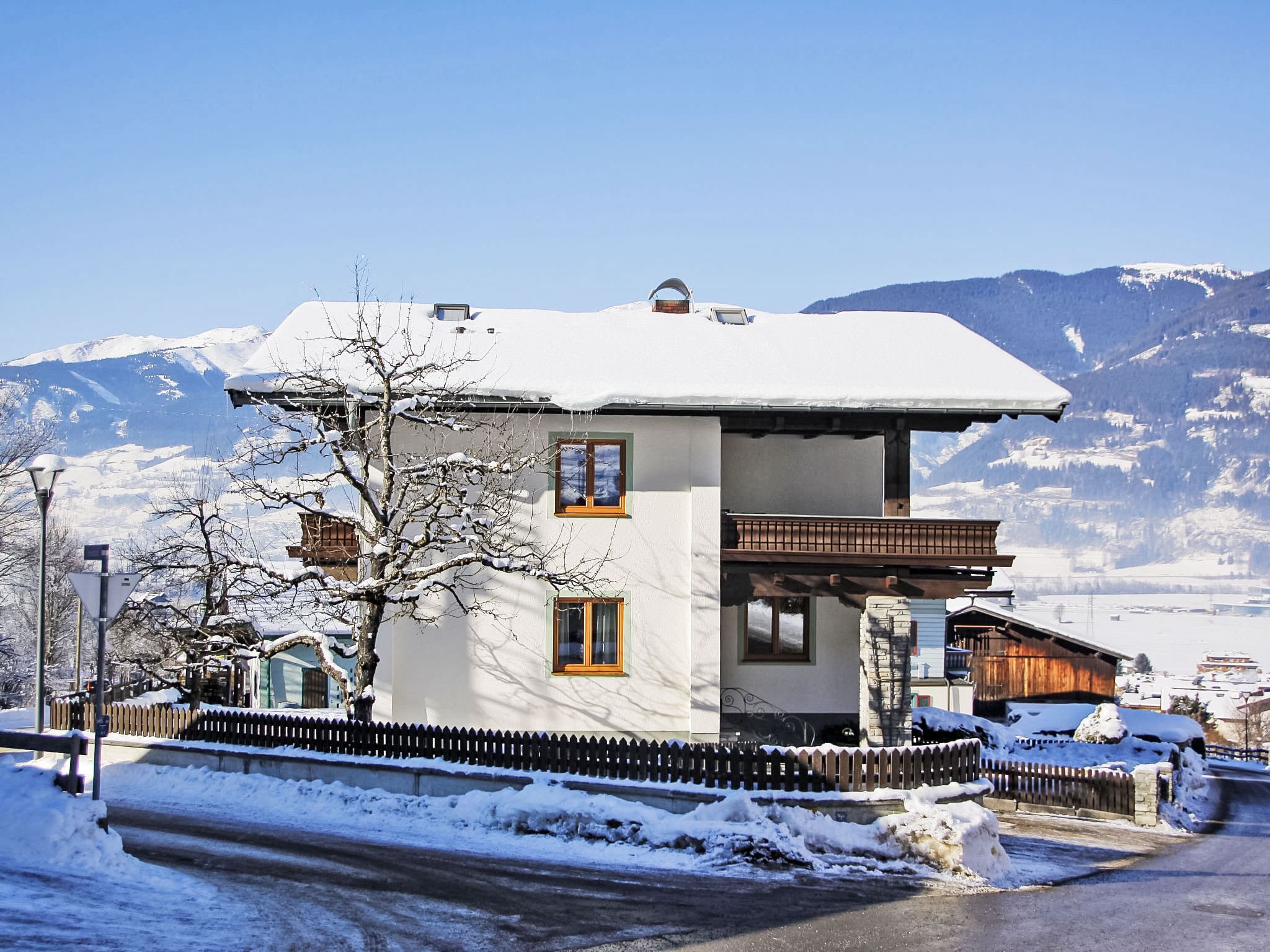 Chalet Maiskogel Kaprun: Spacious 5-Bedroom Mountain Chalet with Panoramic Views and Ski Access in Austrian Alps