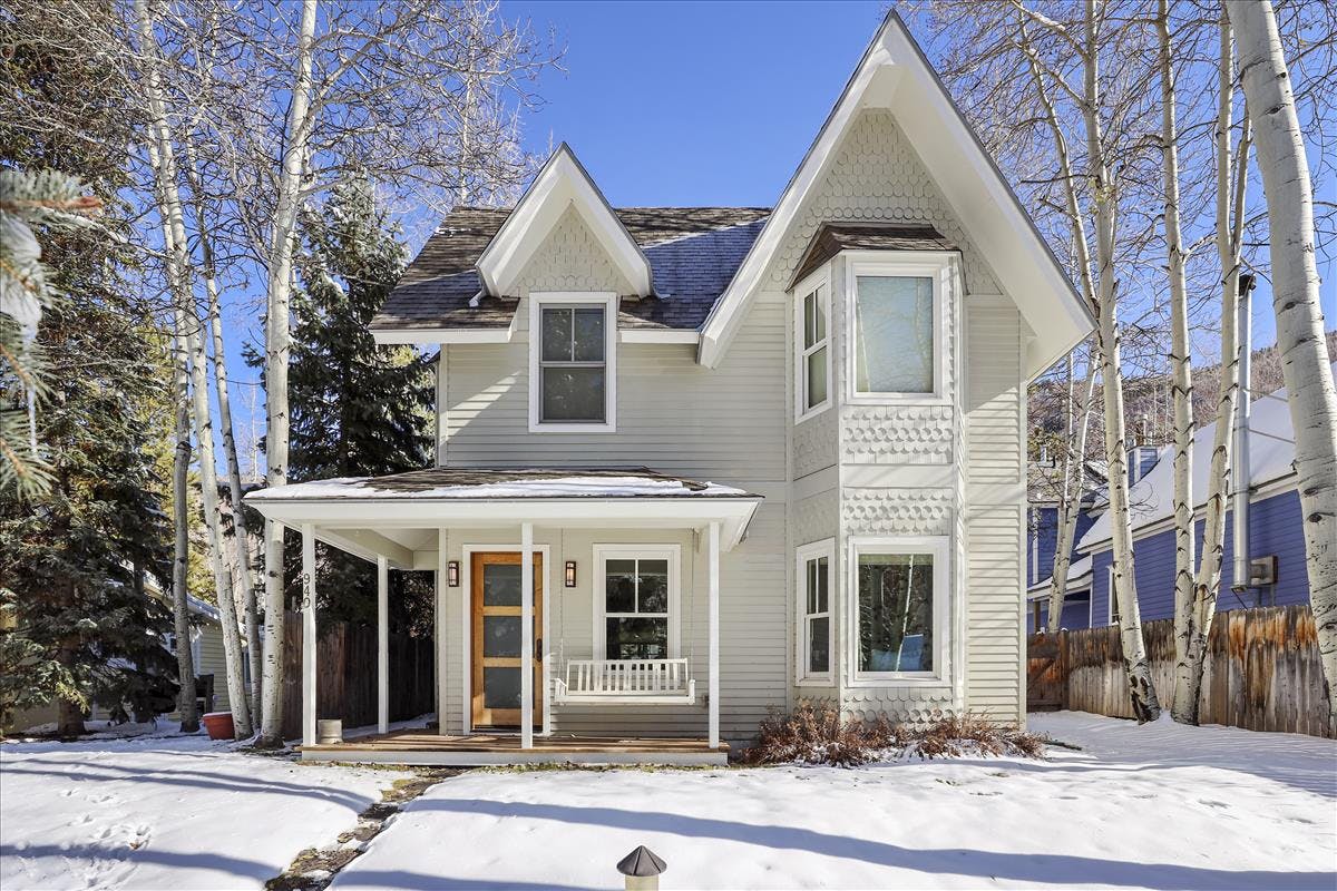 Chalet Maroon Aspen Aspen: Luxury 3-Bedroom Ski Chalet with Hot Tub, Aspen