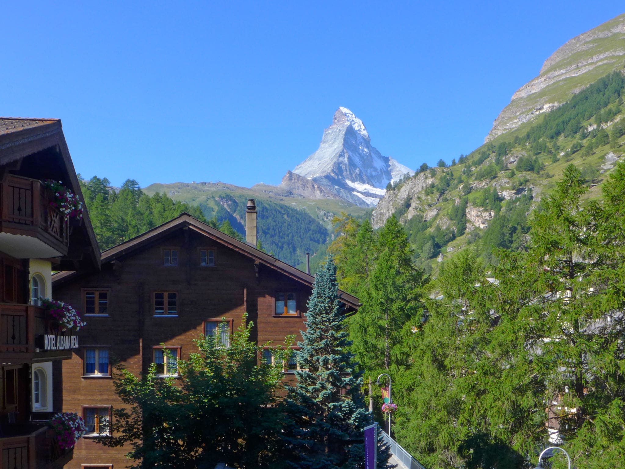 Chalet Mettelhorn Zermatt: Modern 2-Bedroom Alpine Chalet with Matterhorn Views and Premium Amenities in Swiss Alps