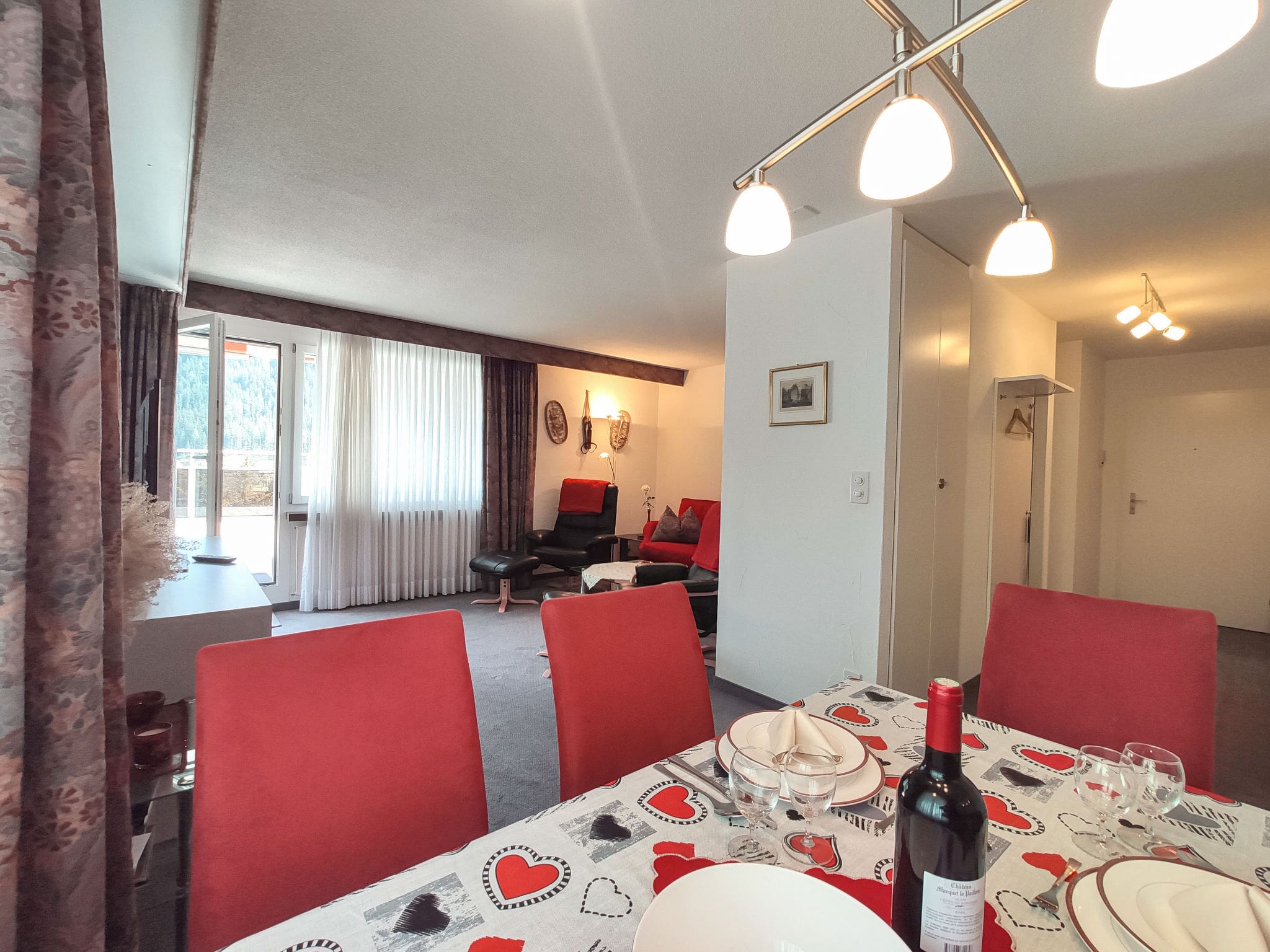 Chalet Mittenbund Davos: Modern 1-Bedroom Penthouse Apartment with Stunning Mountain Views in the Heart of Davos