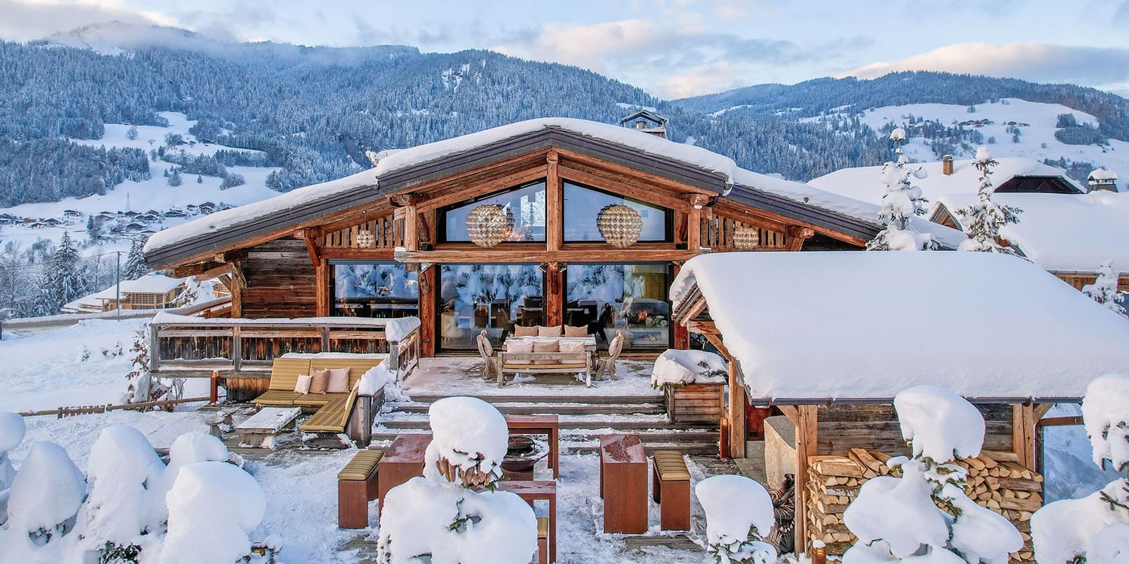 Chalet Montagne Megève: Luxury 6-Bedroom Chalet with Pool and Hot Tub, Megève