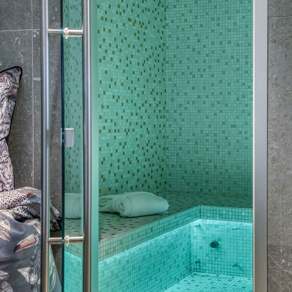 Chalet Montagne Megève: Luxury 6-Bedroom Chalet with Pool and Hot Tub, Megève