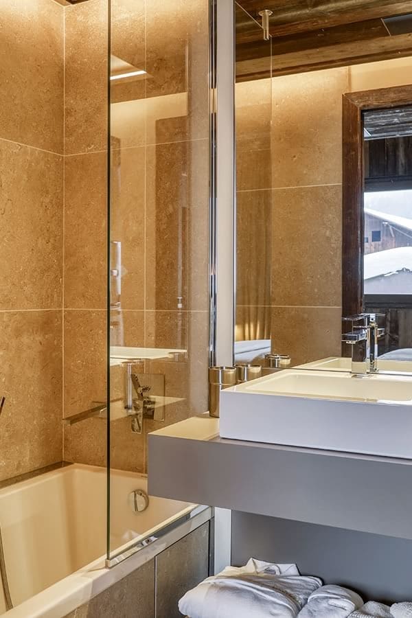 Chalet Montagne Megève: Luxury 6-Bedroom Chalet with Pool and Hot Tub, Megève