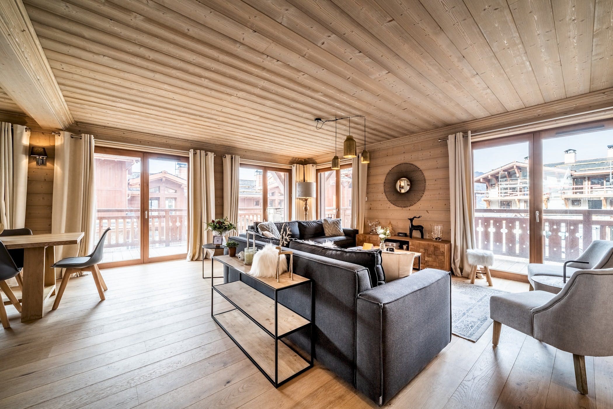 Chalet Moriond Savoy: Luxurious 4-Bedroom Ski Chalet with Alpine Views, Savoy