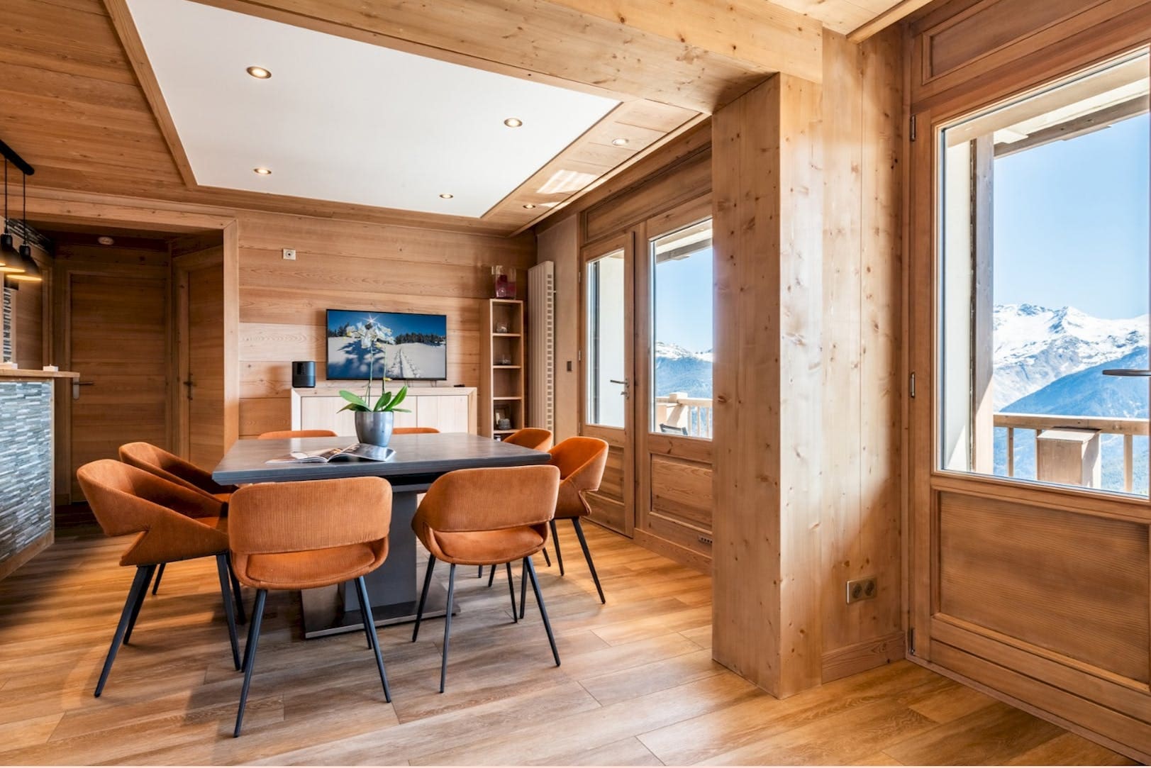 Chalet Myrtille Courchevel: 3-Bedroom Ski Chalet with Sauna and Slope Access, Savoy