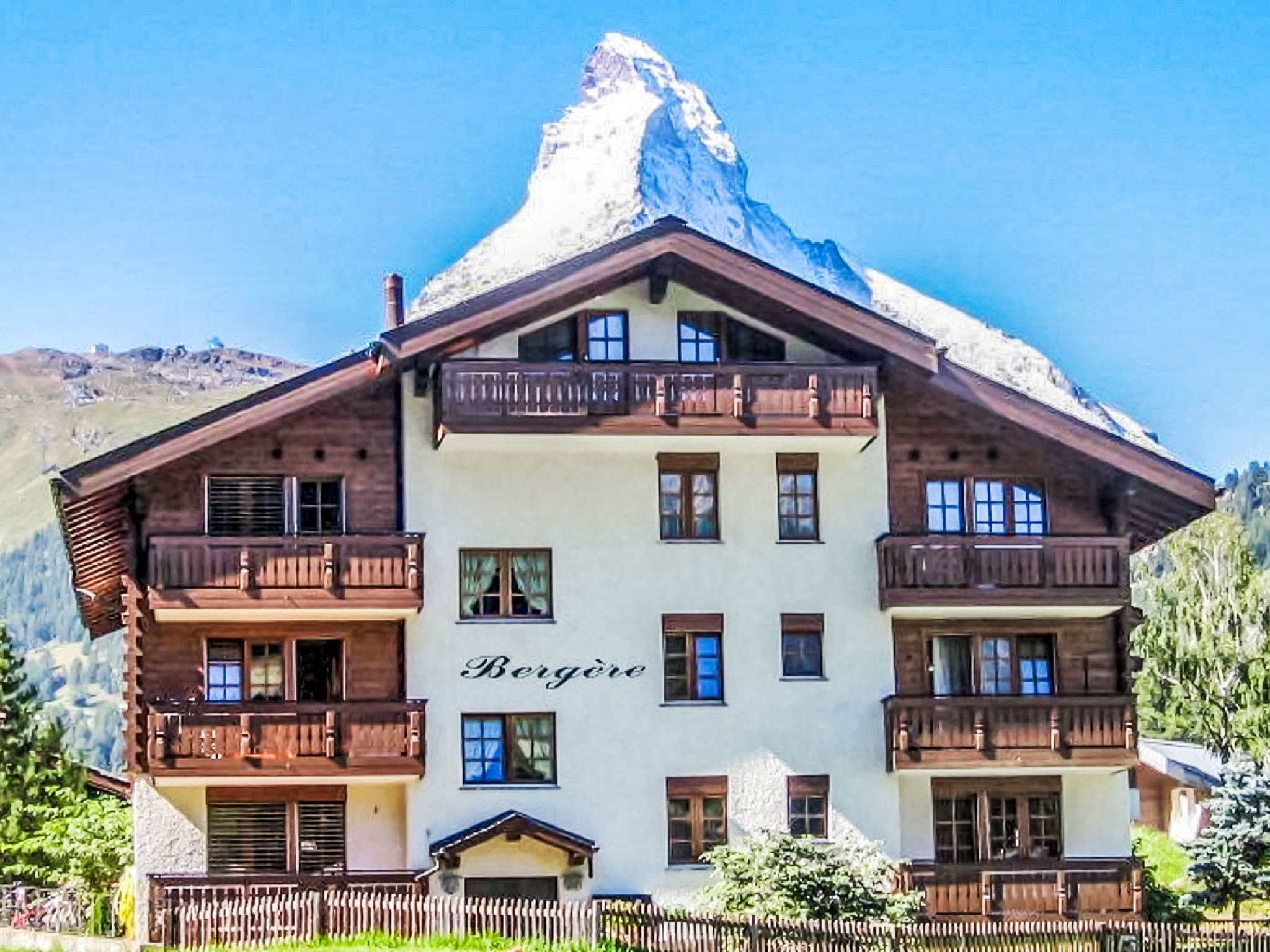 Chalet Oberdorf Zermatt: Luxury Three-Bedroom Alpine Apartment with Matterhorn Views and Modern Amenities