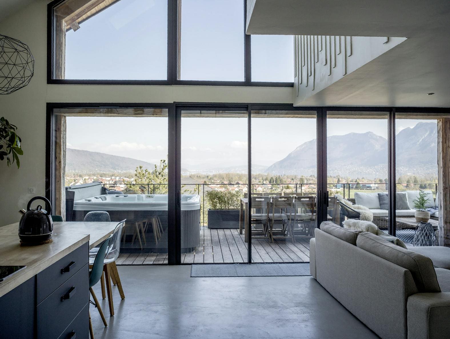 Chalet Parmelan Annecy: Luxury 4-Bedroom Chalet with Mountain Views, Annecy