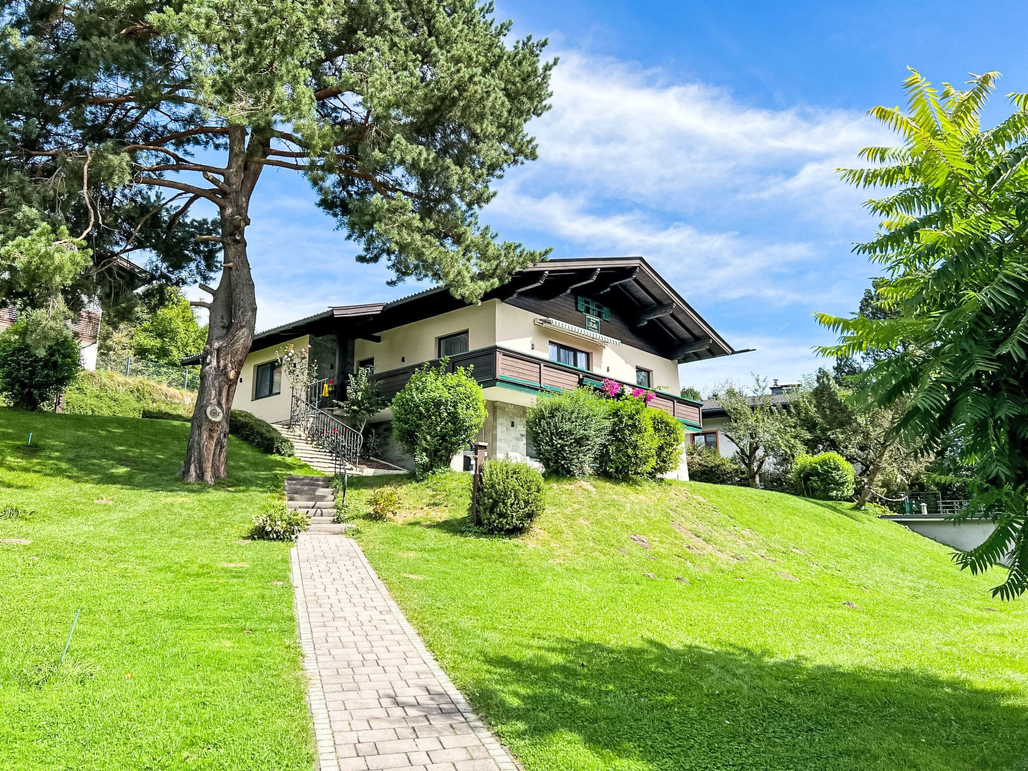 Chalet Pinzgauer Bruck: Spacious 7-Bedroom Mountain Chalet with Garden and Stunning Alpine Views near Zell am See