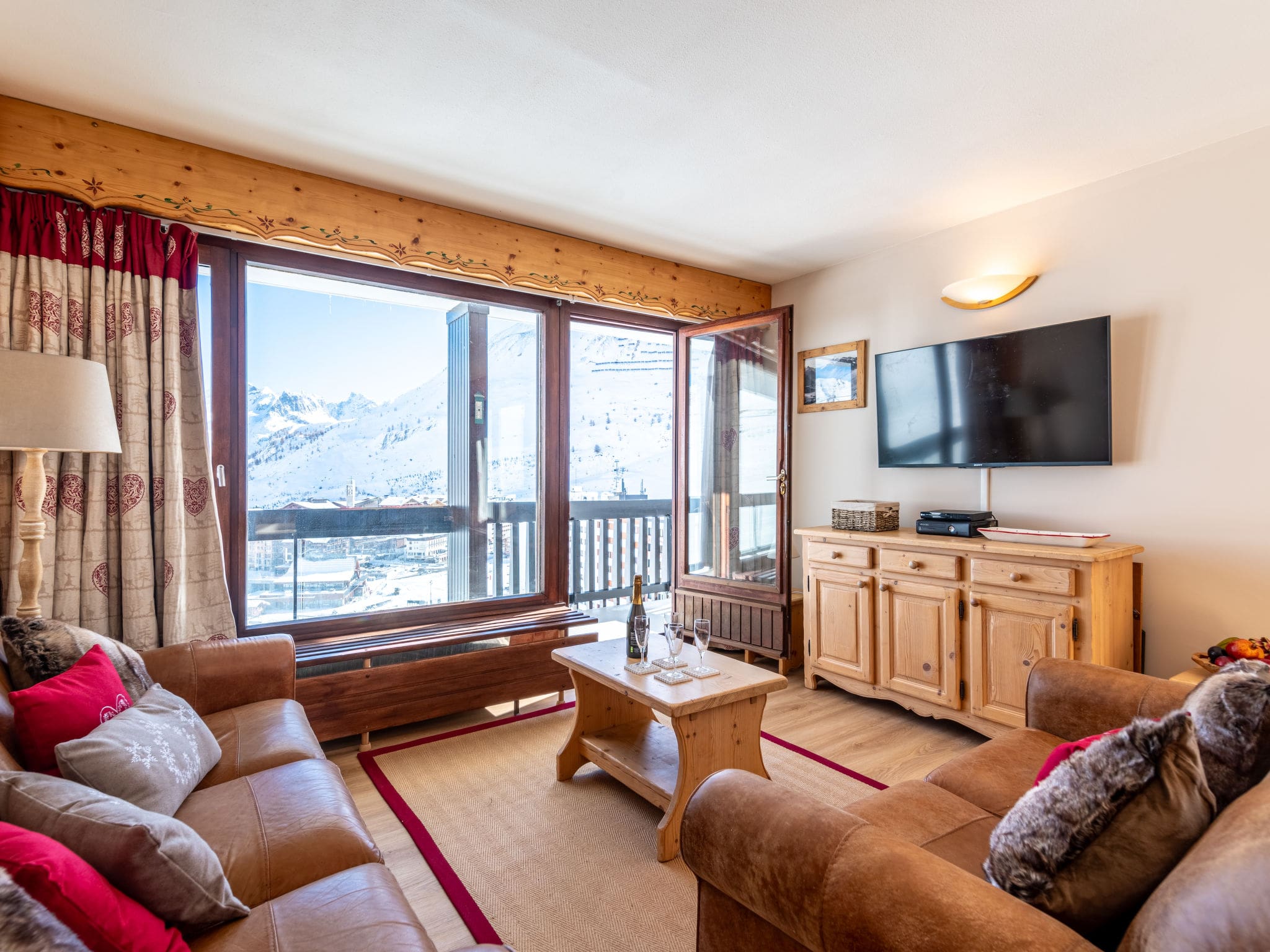 Chalet Prariond Tignes: Contemporary 2-Bedroom Mountain Apartment with Stunning Alpine Views Near Tignes Ski Slopes