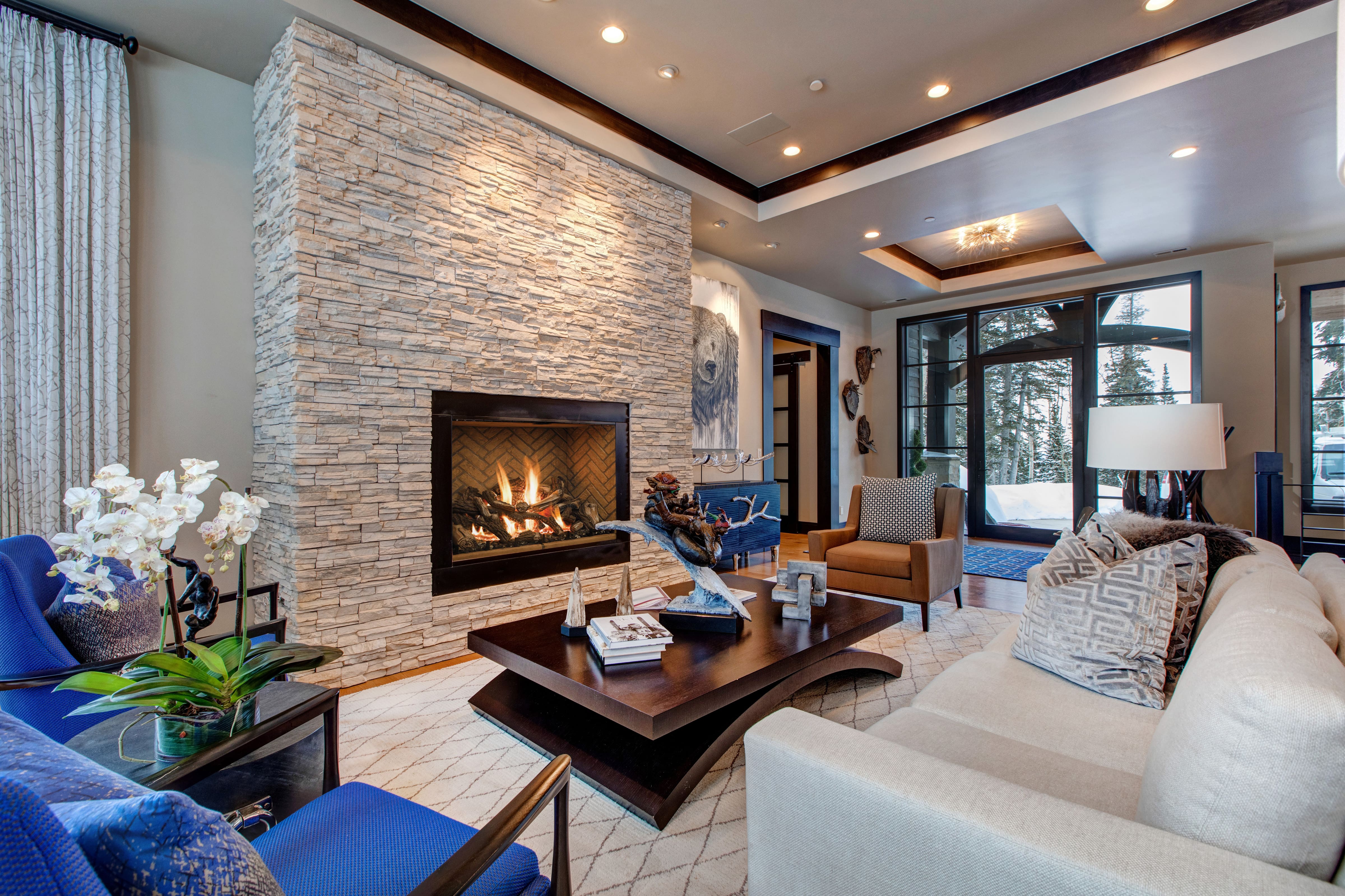 Chalet Quaking Park City: Luxury 6-Bedroom Villa with Hot Tub and Ski Access, Park City