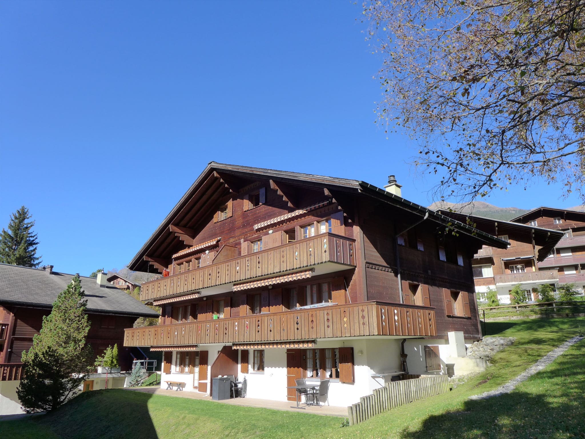 Chalet Rehhalten Grindelwald: Stylish 3-Bedroom Maisonette with Mountain Views and Ski Access in Swiss Alps