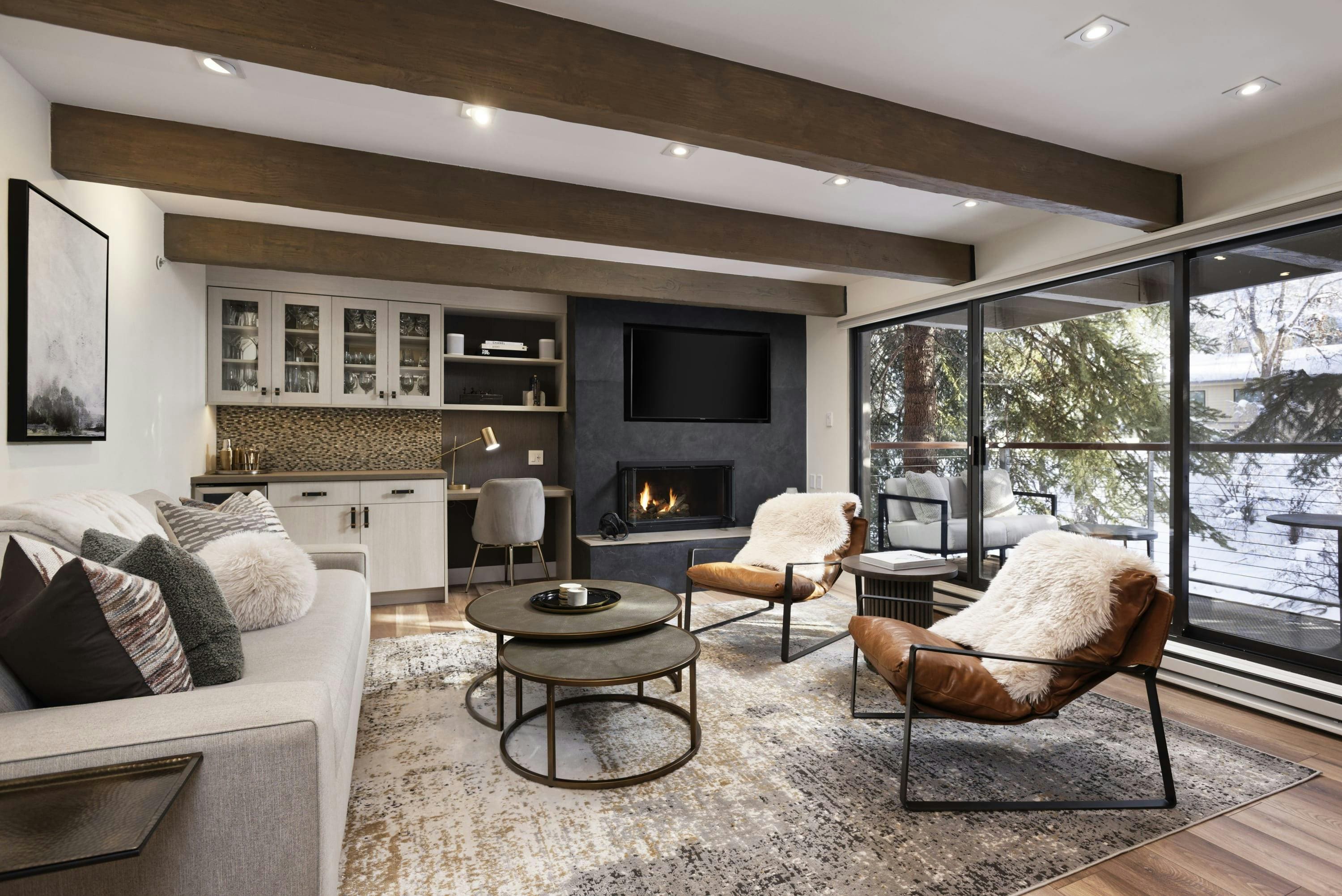 Chalet Roaring Aspen: Luxury 2-Bedroom Ski Chalet with Hot Tub, Aspen