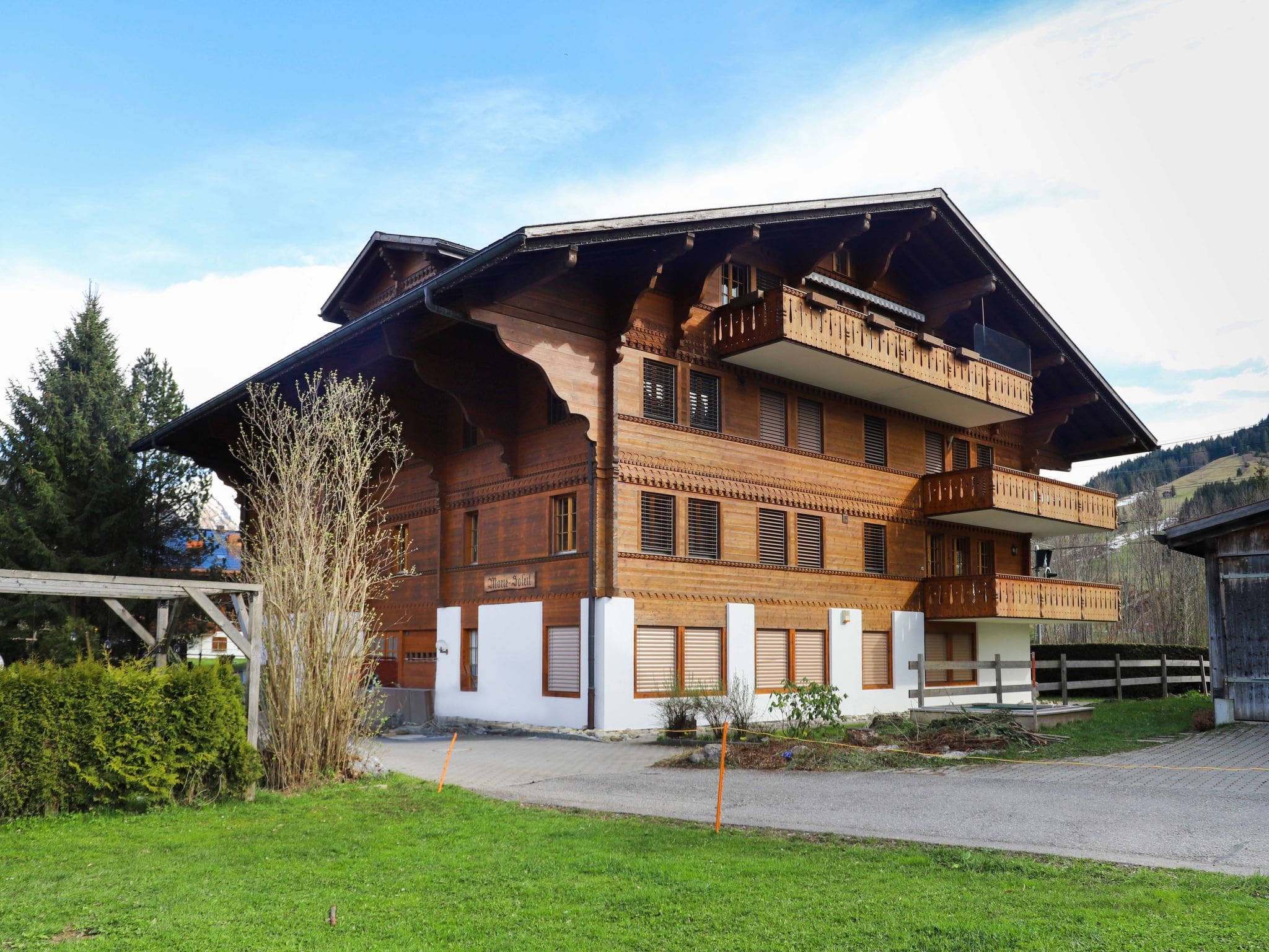 Chalet Saanewald Saanen: Elegant 4-Bedroom Ground Floor Apartment with Mountain Views Near Gstaad