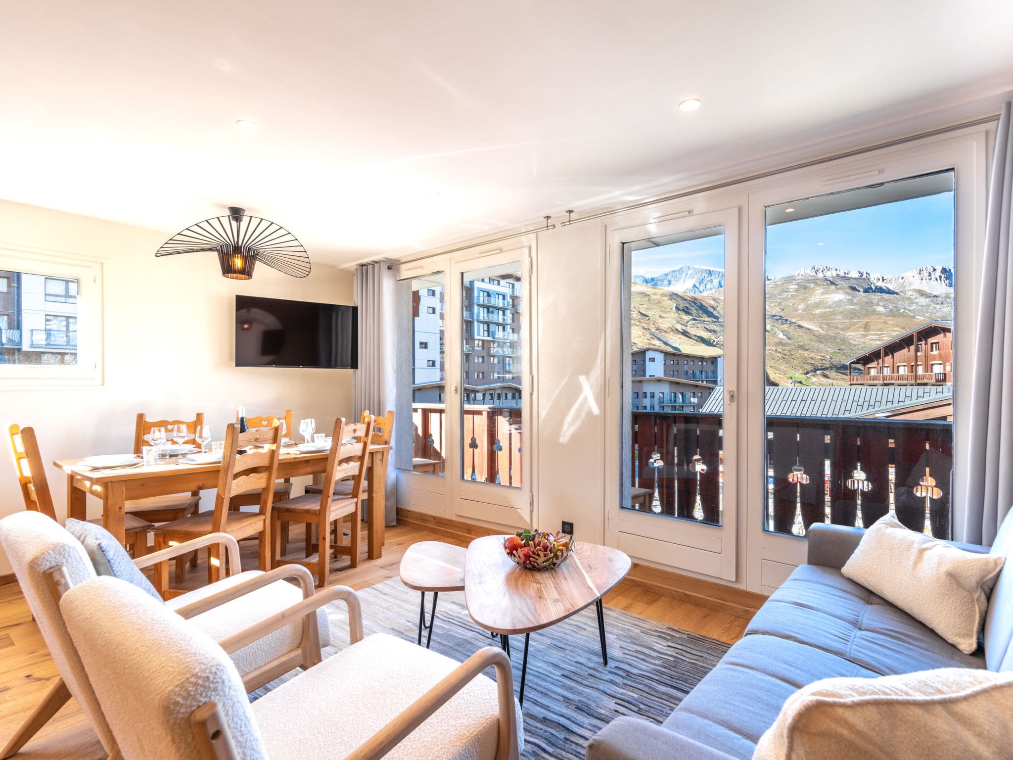 Chalet Sache Tignes: Modern 1-Bedroom Mountain Apartment with Stunning Ski Run Views in Tignes Val Claret